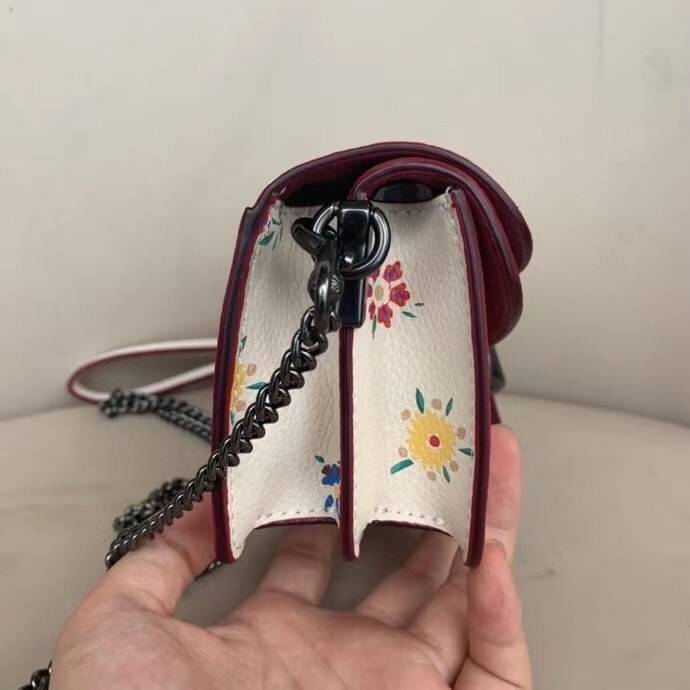 COACH TABBY CROSSBODY WITH WILDFLOWER PRINT ((810)) พร้อมส่งที่ไทยค่ะ! กระเป๋าสะพายครอสบอดี้ร์หรือสามารถถือแบบคลัทออกงานสวยๆได้เลยนะคะ วัสดุหนังแท้ หนังนิ่มค่ะ