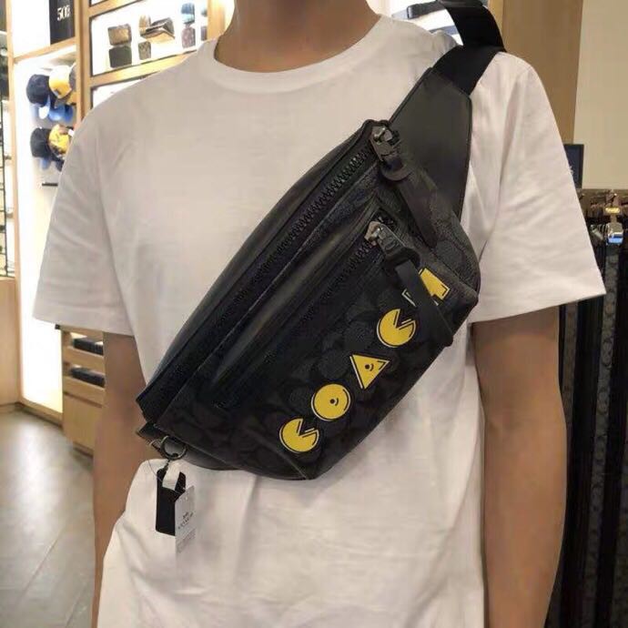 COACH F72924 TERRAIN BELT BAG IN SIGNATURE CANVAS WITH PAC-MAN COACH SCRIPT กระเป๋าคาดอก คาดเอวสุดฮิต รุ่นใหม่ล่าสุด ลายซี signature ดำ/เทา สกรีน COACH สีเหลือง สายปรับได้ ด้านในมีช่องใส่ของได้คะ ใส่ได้ทั้งคุณผู้หญิงและชาย ใส่แล้ว สวย เท่ห์ ดูดีมากๆค่ะ &#