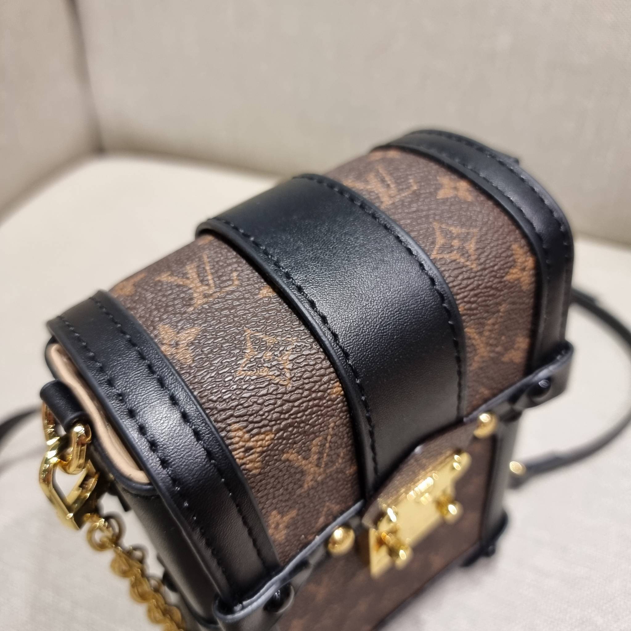 VIP 🥂 LV VERTICAL TRUNK POCHETTE ฮิตไอเท็มที่ใครๆก็อยากครอบครอง กระเป๋าทรงทรังค์ ยูนิเซ็กส์ที่ใช้ได้ทั้งชายและหญิง ด้วยดีไซน์คลาสสิคแฝงดีเทลความเป็นผู้ดี ทำให้ใบนี้ดูโดดเด่นและเป็นเอกลักษณ์ วัสดุหนังแคนวาสสลับหนังแท้ เปิด-ปิดด้วยอะไหล่แบบกดล็อค แน