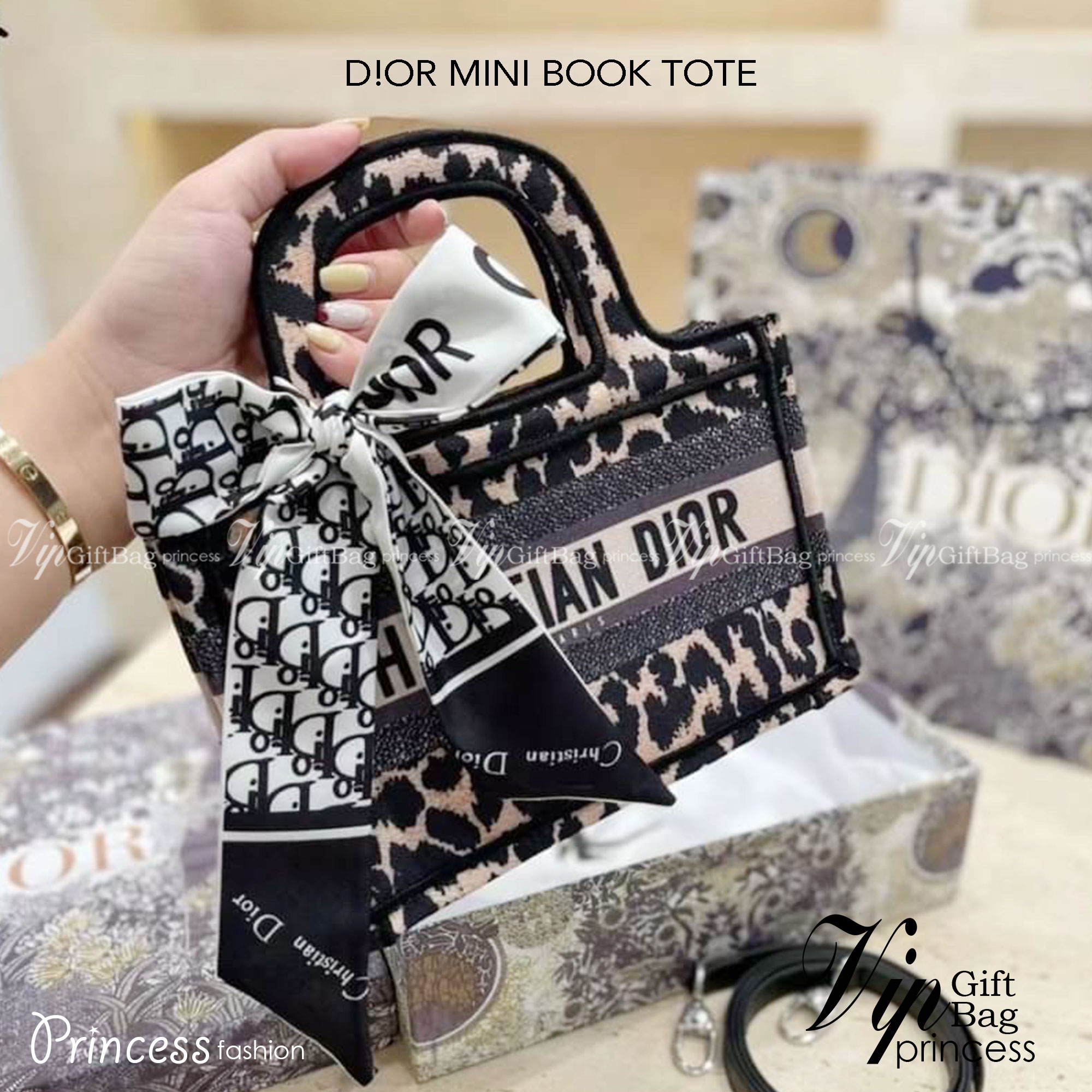 DIOR MINI BOOK TOTE กระเป๋าถือทรงมินิโท้ท Shopping สวยคลาสสิค พกพาสะดวก ใช้งานง่ายสุดๆ วัสดุงานทอละเอียดคุณภาพดี ภายในเป็นช่องโล่ง ใบจริงงานสวยเกินเบอร์!! ไม่ผิดหวังจ้า