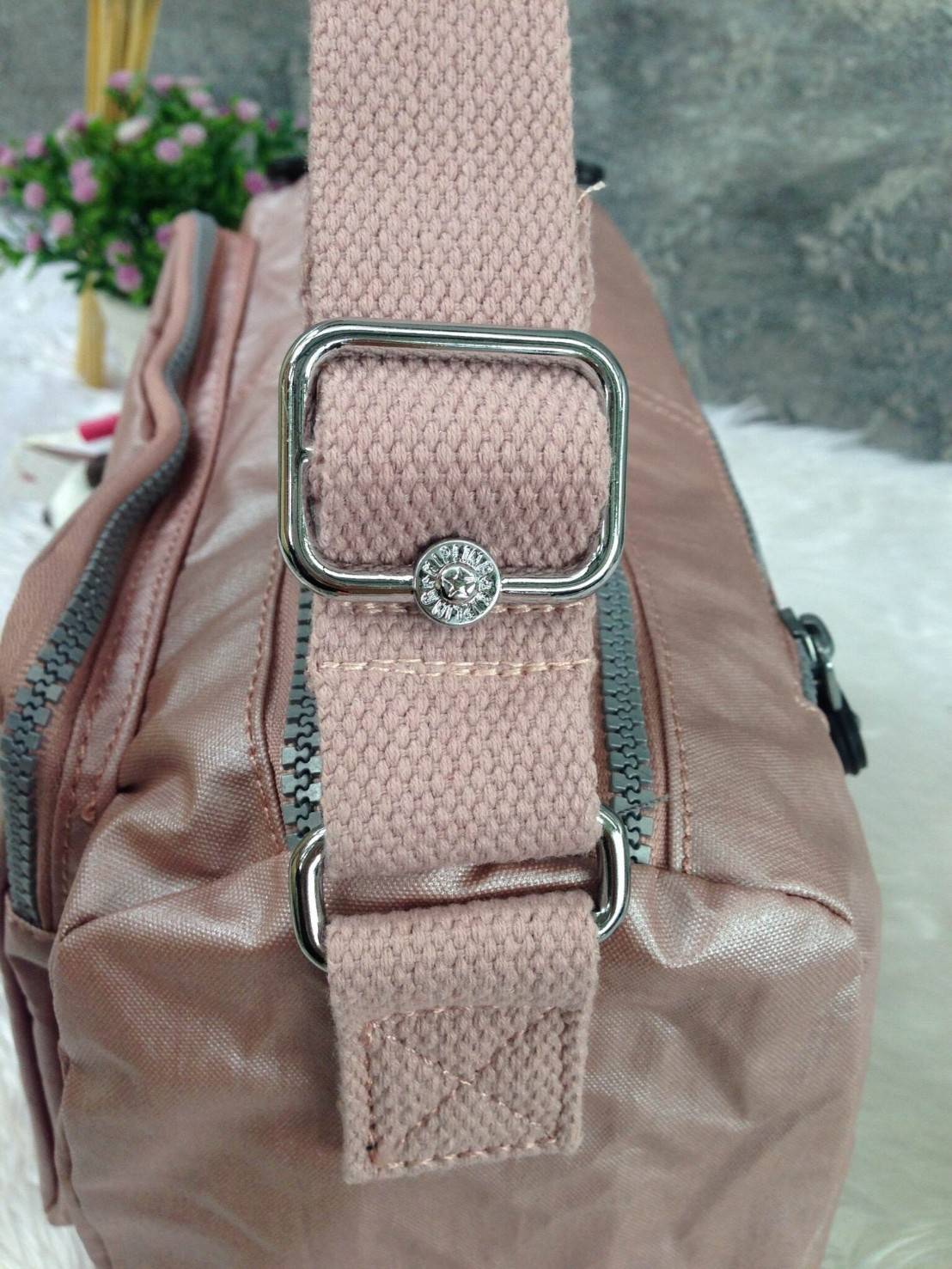 กระเป๋าสะพาย KIPLING รุ่น Reth วัสดุไนล่อนคุณภาพดี มาพร้อมดีไซน์ทันสมัย และสามารถใช้งานได้อย่างดี เข้ากับทุกการแต่งตัว โดดเด่นด้วยพื้นที่ภายในและช่องต่างๆ ที่ให้คุณจัดเก็บของสำคัญได้ครบถ้วน ไม่ว่าจะเป็นมือถือ ปากกา หรือไอเท็มจำเป็นของคุณ สายสามารถปรับและถ