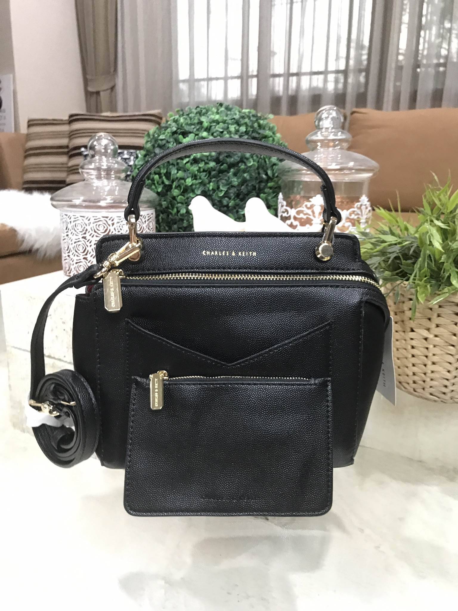 CHARLES & KEITH MINI TOP HANDLE BAG กระเป๋าถือหรือสะพายรุ่นยอดนิยมวัสดุหนังคาเวียร์ดีไซน์สวย อยู่ทรง ด้านหน้ามีช่องใส่ของพร้อมกระเป๋าคลัชเข้าชุดอีก1ใบ สามารถถอดแยกใช้ได้ มาพร้อมหูจับและสายสะพายยาวถอดได้ปรับระดับได้เปิดปิดด้วยซิป หัวซิปปั้มโลโก้ น้ำหนักเบา