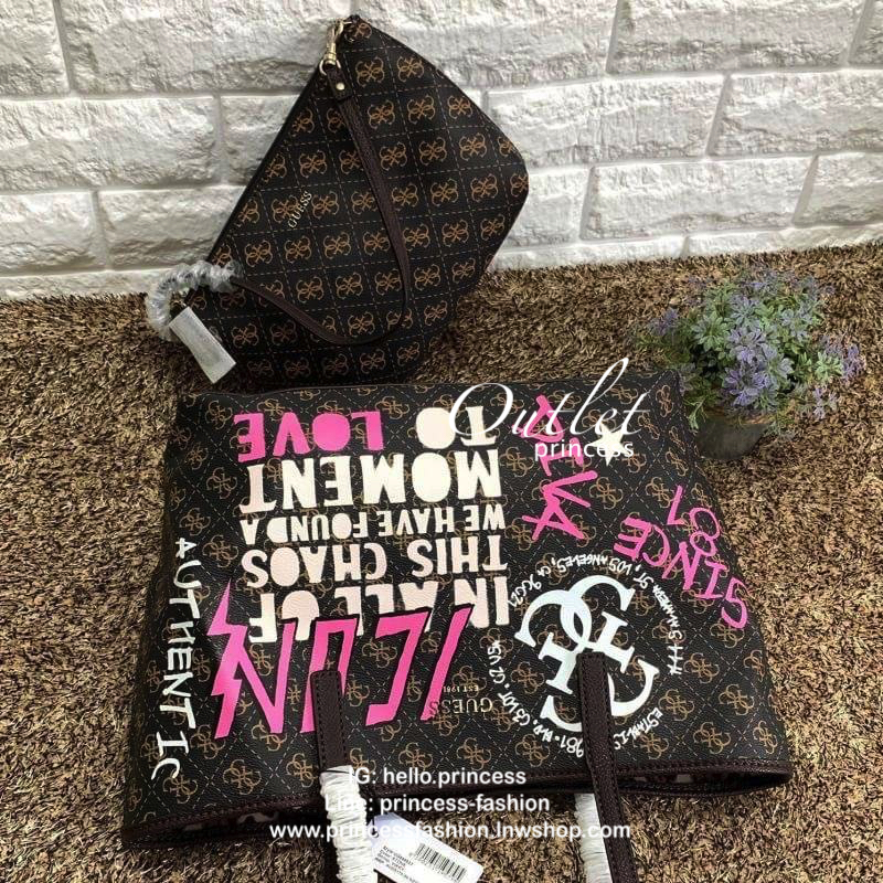 GUESS VICKY TOTE SET สุดคุ้ม ซื้อ1ได้ถึง2 ค่ะ!! กระเป๋าหิ้วหรือสะพายไหล่ทรง Tote วัสดุหนังนิ่ม น้ำหนักเบามากค่ะ ด้านหน้ามีโลโก้แบรนด์ เปิดปิดกระเป๋าแบบกระดุมแม่เหล้ก มีที่รวบเก็บทรงกระเป๋า ภายในโล่ง กว้าง ใส่ของได้จุค่ะ