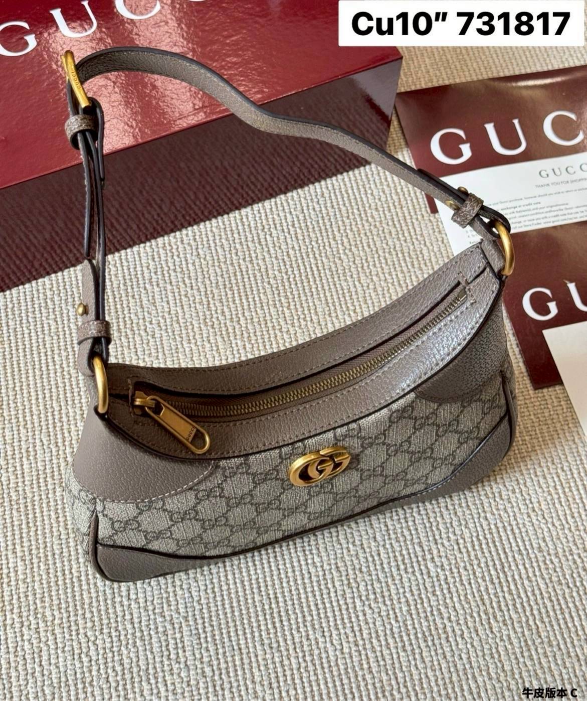 Gucci Aphrodite Small Shoulder Bag กระเป๋าทรงสะพายทรงโฮโบคลาสสิค ถือหรือคล้องไหล่เก๋ๆ ดีไซน์ย้อนยุคผสานความโมเดิร์นด้วยรูปทรงพอช ที่ใช้งานได้ทุกสไตล์ ภายในกระเป๋าเป็นช่องโล่ง