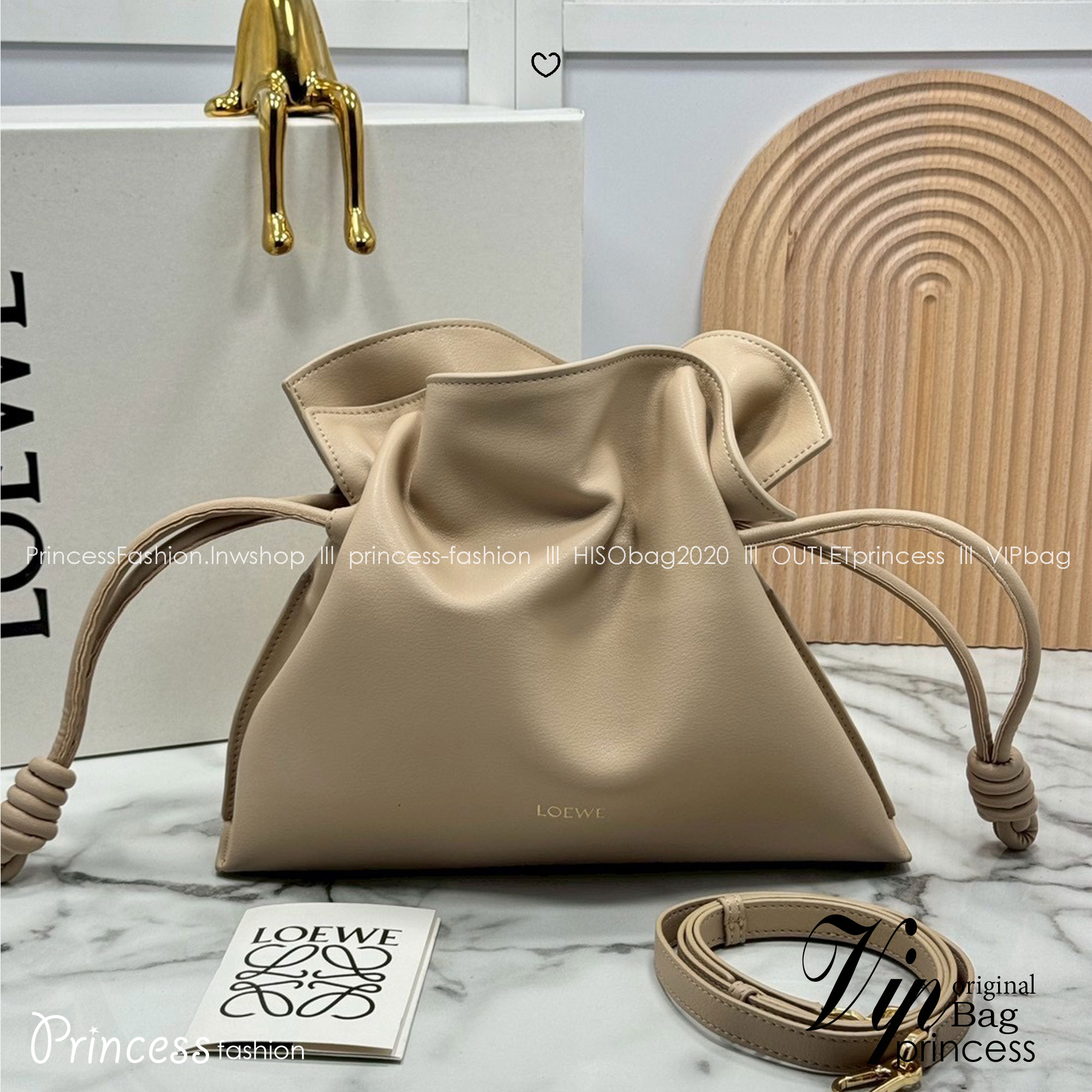 ORI หนังแท้ | Medium Loewe Flamenco clutch in nappa leather 30cm กระเป๋าสะพายทรงคลัชดีไซน์รูดเชือก เรียบหรูดูแพง เรียบง่ายใช้งานสะดวก หนังแนปป้าให้สัมผัสนุ่มสบายผิว มาพร้อมสายสะพายร้อยห่วงหรูหรา