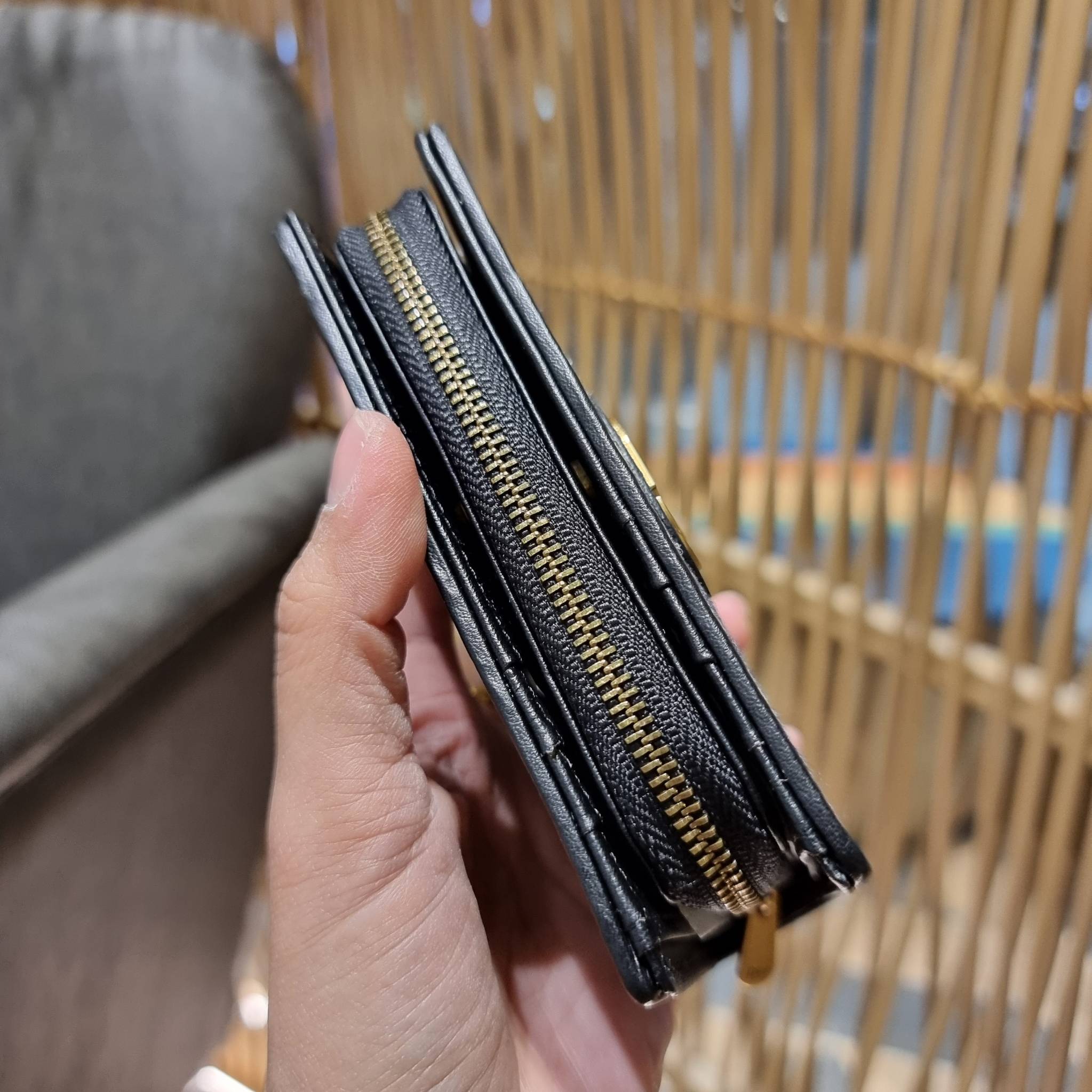 VIP 】CD MULTI WALLET WITH GWP กระเป๋าสตางค์ขนาดเหมาะมือ พรีเมี่ยมกิ๊ฟจากเคาน์เตอร์ ดีไซน์แปลกใหม่ ไม่ซ้ำใคร สลับเปิดได้ 2 ฝั่ง ตรงกลางเป็นช่องซิป วัสดุผ้าแคนวาสปักลาย สลับหนังแท้ภายใน ภายในมีช่องใส่บัตร ใส่ธนบัตรได้ สะดวกใช้มากๆ มาพร้อม box set ในราคาที่ถ