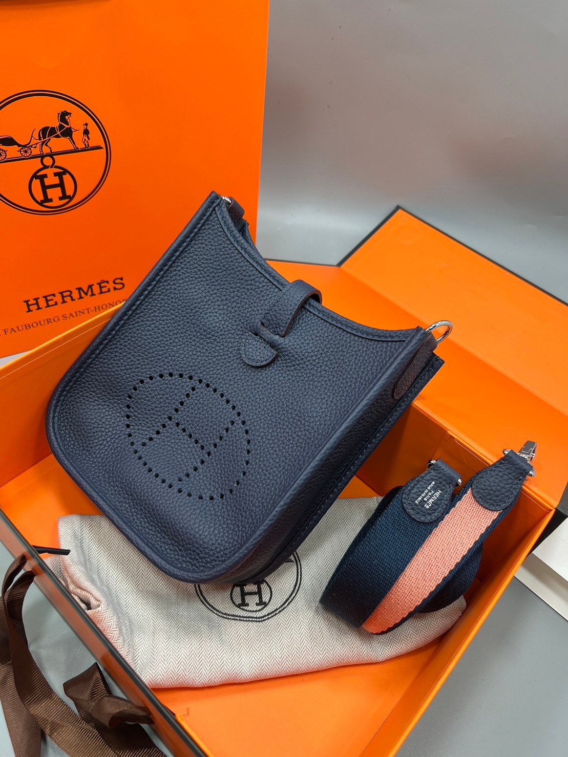 HERMES evelyne mini bag Luxury Bag กระเป๋าสะพายแบรนด์ดัง แบรนด์หรู คลาสสิกตลอดกาล ใช้ได้ทั้งชายหญิง ใบเดียวจบ สวยรวยปัง เกรดท็อปออริจินอล ภาพสินค้าถ่ายจากงานขายจริง ใช้งานต่างประเทศได้