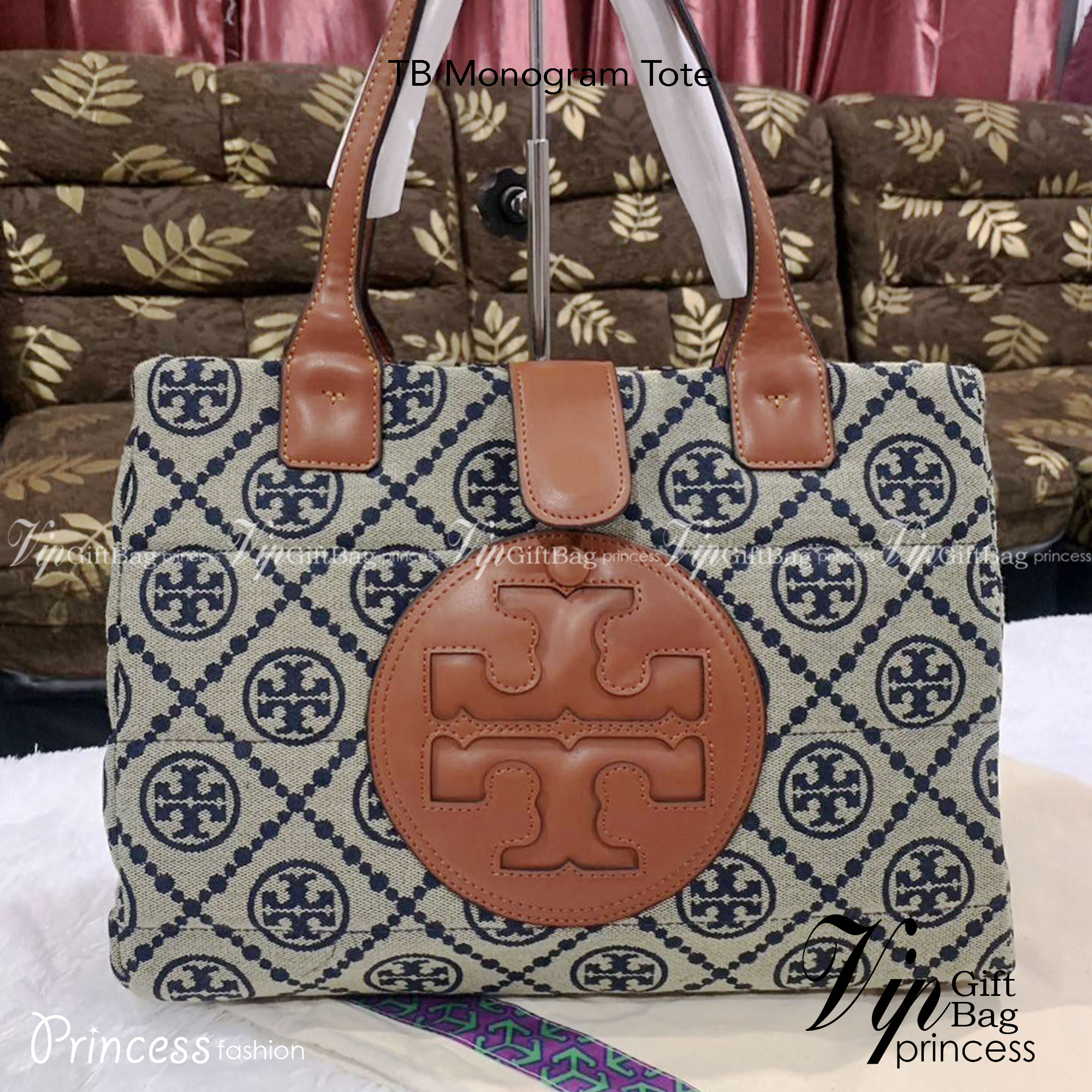 TORY BURCH MONOGRAM TOTE BAG กระเป๋าที่มีเอกลักษณ์เฉพาะตัว วัสดุผ้าแคนวาส Canvas ลวดลายโมโนแกรม เนื้อผ้าหนาสัมผัสนุ่ม โครงสร้างกระเป๋าวัสดุแข็งแรง