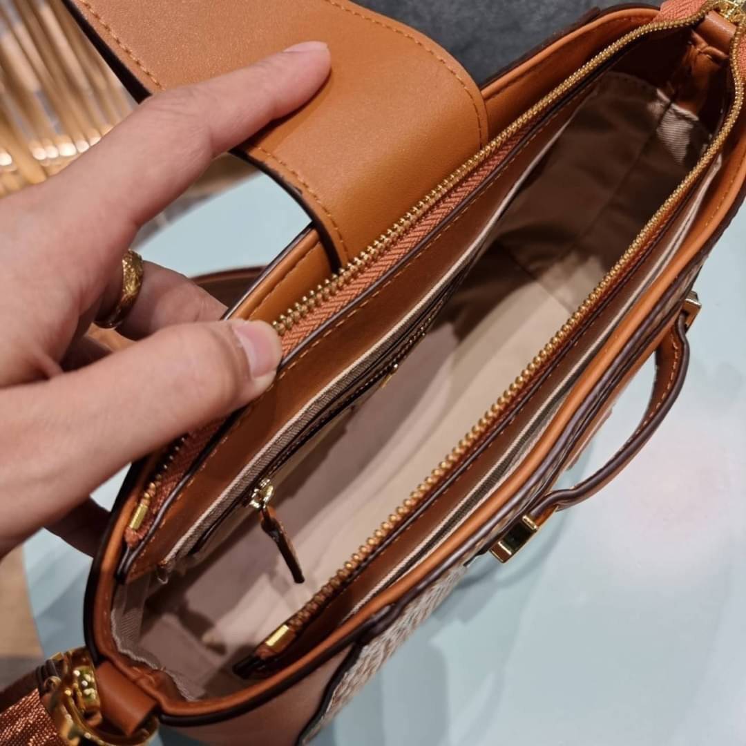 M.C.M ESSENTIAL VISETOS ORIGINAL SMALL CROSSBODY BAG กระเป๋าสะพายข้าง ขนาดกำลังดี สวยอยู่ทรง ดีไซน์เป็นเอกลักษณ์ วัสดุหนังแคนวาสสลับหนังแท้ พริ้นท์ลายเต็มใบ ดูหรูมาก!! เปิด-ปิดกระเป๋าด้วยสายคาดแม่เหล็ก และซิปรูดกันของหล่น มาพร้อมสายสะพาย crossbody ปั๊มลาย