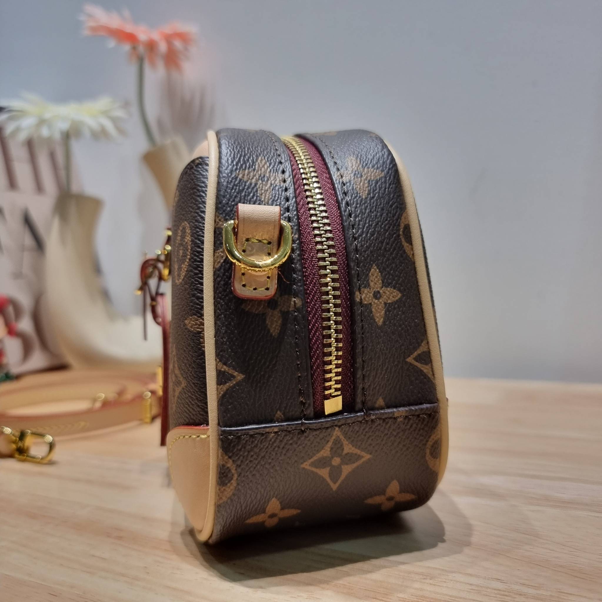 LV Deauville Mini Monogram Canvas bag เดอะเบสท์เซลเลอร์ ที่ใครก็ตามหา กับกระเป๋าสะพายทรงกล่อง ไซส์เล็กกะทัดรัด พกพาสะดวก รูปทรงสวยหรู วัสดุหนังแคนวาสสลับหนัง