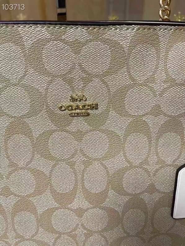 COACH Tote in Signature Canvas Bag กระเป๋าสะพายทรงช้อปปิ้ง สายกระเป๋าเป็นหนังสลับโซ่ทองสวยงาม เพิ่มความหรูหรา ภายในโล่งกว้างใส่ของได้เยอะมาก วัสดุ Canvas เคลือบลายซิกเนเจอร์และหนัง พร้อมซิปกลางเก็บของได้มิดชิดเลยค่ะ มี 3 สี น้ำตาล ดำ ขาว