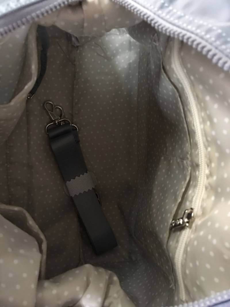 Kipling Tiram Handbag 2018!!! Kipling factory oem HK กระเป๋าสะพายใบใหญ่ วัสดุไนล่อนคุณภาพสูง กันน้ำ ระดับนึงเลยค่ะ สามารถถือได้ สะพายข้างได้ เปิดปิดกระ แบบซิปคู่ ภายในกระเป๋าโล่งกว้าง มีข่องซิป ช่องเล็ก และ ช่องขนาดกลางเสริมนวมให้ด้วยค่ะ พร้อมสายห้อยกุญแจ