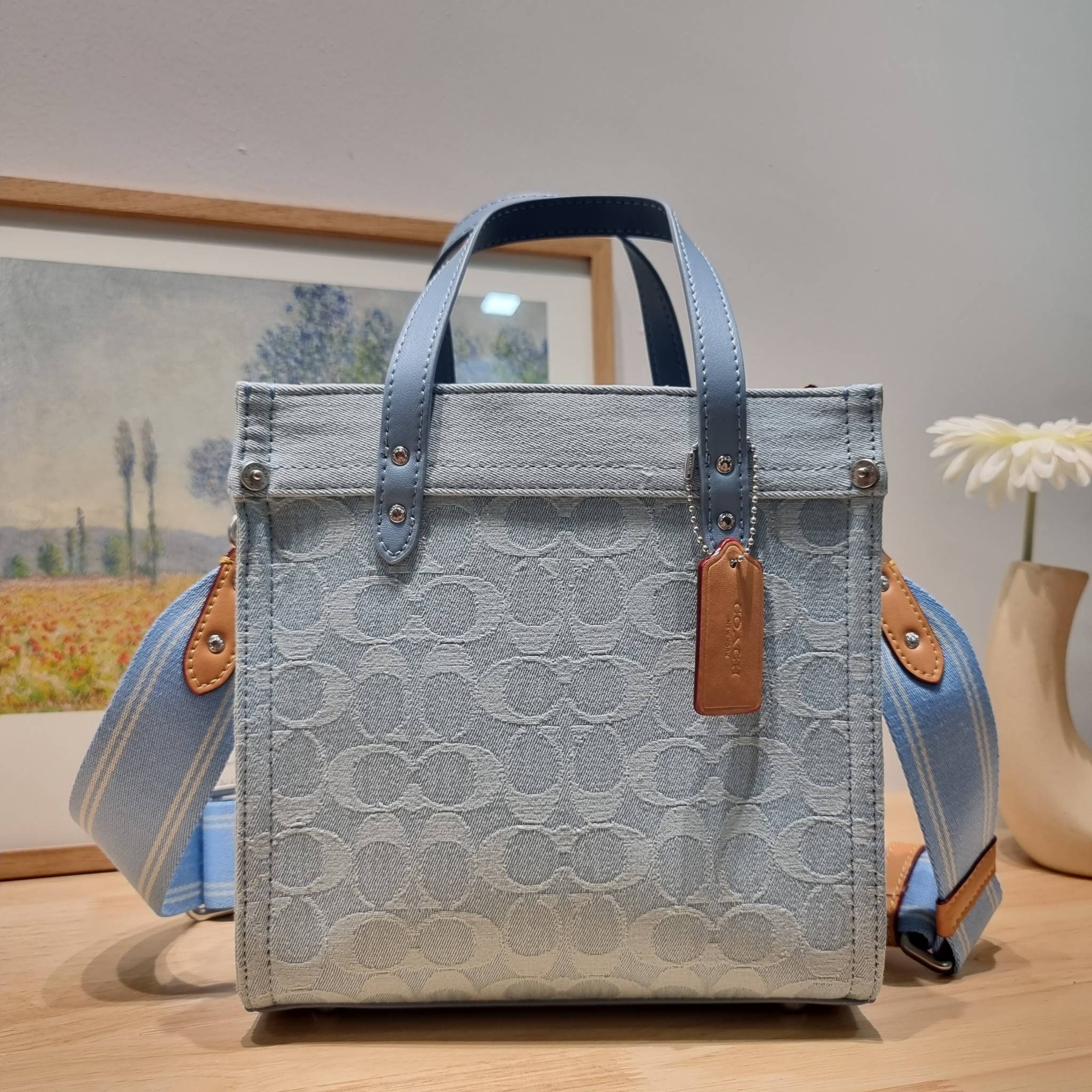 COACH FIELD TOTE 22 IN SIGNATURE DENIM / CJ853 คอลเลคชั่นใหม่ พร้อมสีใหม่ยังไม่เข้าไทย ให้ทุกคนได้มีสวยก่อนใครไปเลย!! กับกระเป๋าทรงโท้ท ไซส์กำลังสวย ดีเทลปั๊มผิวเต็มใบ ดูดี มี texture บวกกับสายสะพายสปอร์ตสีตัดกับกระเป๋า