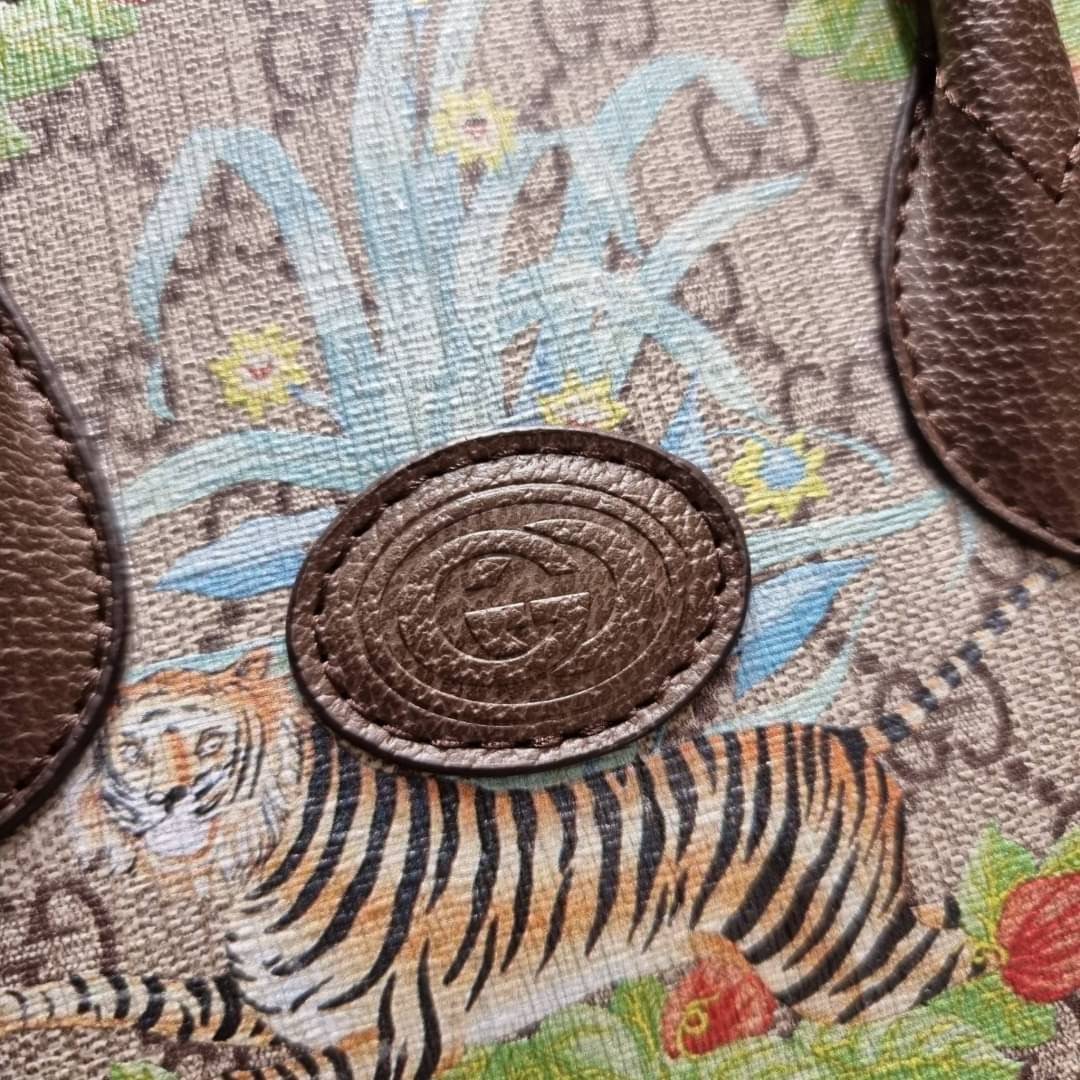 GUCCI Tiger GG small tote bag ใบใหญ่ อีกไอเท็มใหม่ ร้อนแรงไฟลุก!! ต้อนรับปีเสืออย่างเป็นทางการ จัดให้แบบเลิศๆ กับกระเป๋าทรงโท้ท วีไอพีพรีเมี่ยมกิ๊ฟ ไซส์ใหญ่ โดดเด่นด้วยลวดลายไม่ซ้ำใคร สวยเอกลักษณ์ วัสดุหนังแคนวาส ภายในโล่งกว้างมาก ใส่ของแบบแน่นๆ จุๆไปได้เ