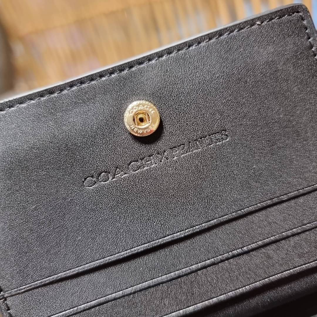 C4591 C4592 COACH COACH x PEANUTS SNAP WALLET IN SIGNATURE CANVAS WITH SNOOPY PRINT / WITH WOODSTOCK PRINT กระเป๋าสตางค์ใบเล็ก ขนาดกำลังเหมาะ ดีไซน์น่ารักอีกแล้วจ้า ♥️ มันน่ารักน่าใช้มาก โดดเด่นด้วยลายคอลเลคชั่นยอดฮิต วัสดุหนังแคนวาสเคลือบลาย เปิด-