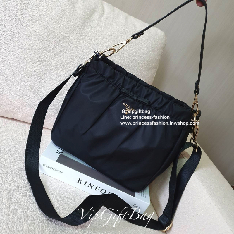 Prada nylon รุ่น Limited edition **กระเป๋าทรงน่ารัก จับจีบปากกระเป๋า ดีมาก วัสดุผ้าNyonกันน้ำ ตามแบบฉบับแบรนด์ เปิด/ปิดด้วยซิป ภายในเย็บติดป้ายหนังแบรนด์ มีช่องซิปเล็ก1 สามารถใส่ของจุกกจิกได้ สามารถใส่IPad mimiได้ มีช่องซิปเล็ก1ช่อง มาพร้อมสายหนังสั้นคล้อ