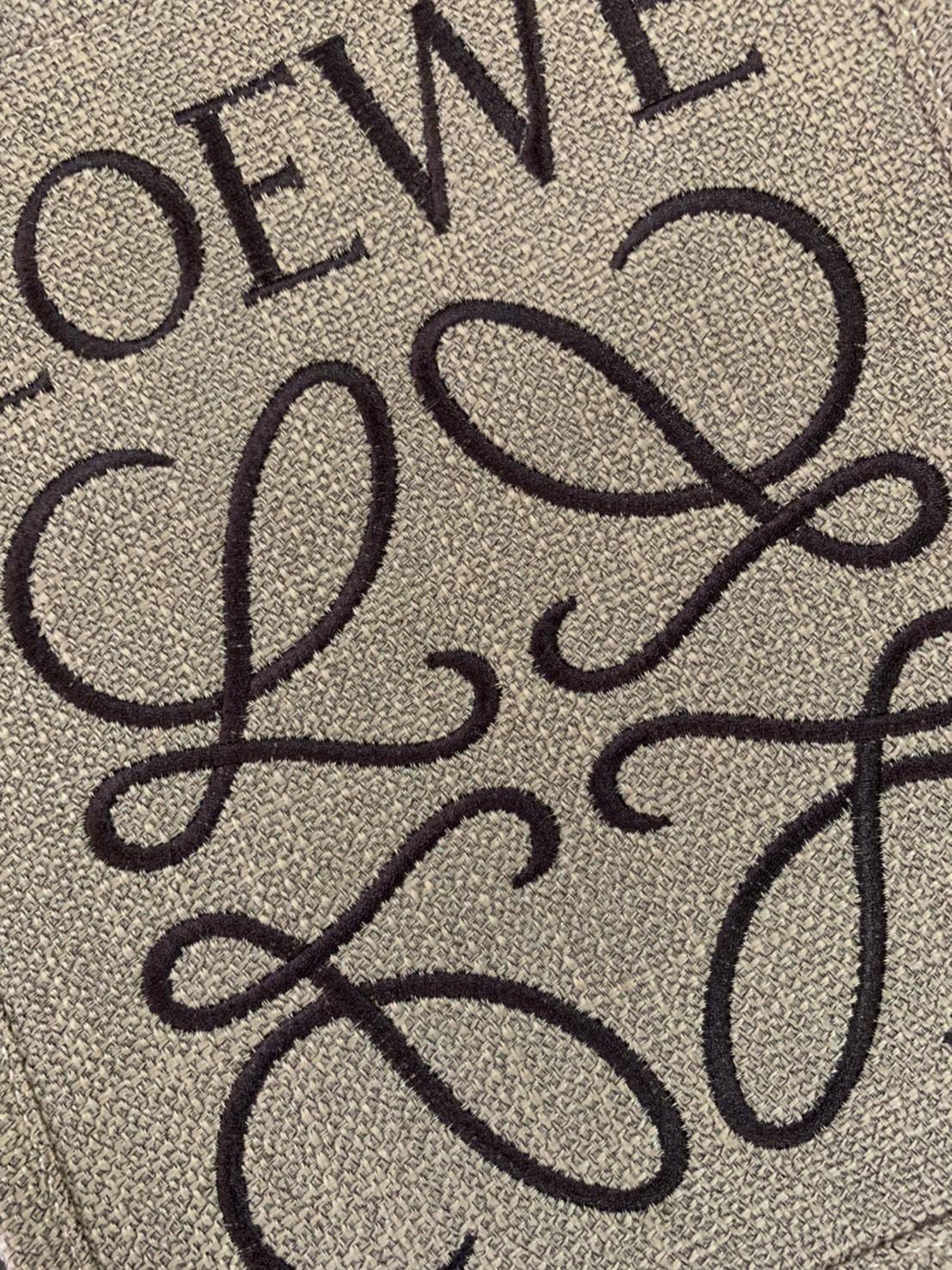 LOEWE BASKETA BAG VIP GIFT WITH PURCHASE (GWP) พรีเมี่ยมกิ๊ฟ Limited Edition จาก LOEWE กระเป๋าดีไซต์ถักทอคล้ายงานสาน **วัสดุผ้าแคนวาสทั้งใบ น้ำหนักเบา ด้านหน้าปักโลแบรนด์เห็นเด่นชัด ด้านในโล่งกว้าง ใส่กระดาษ A4 ipad ได้ แมทกับชุดได้ง่ายด้วยลุค Chic and Ch