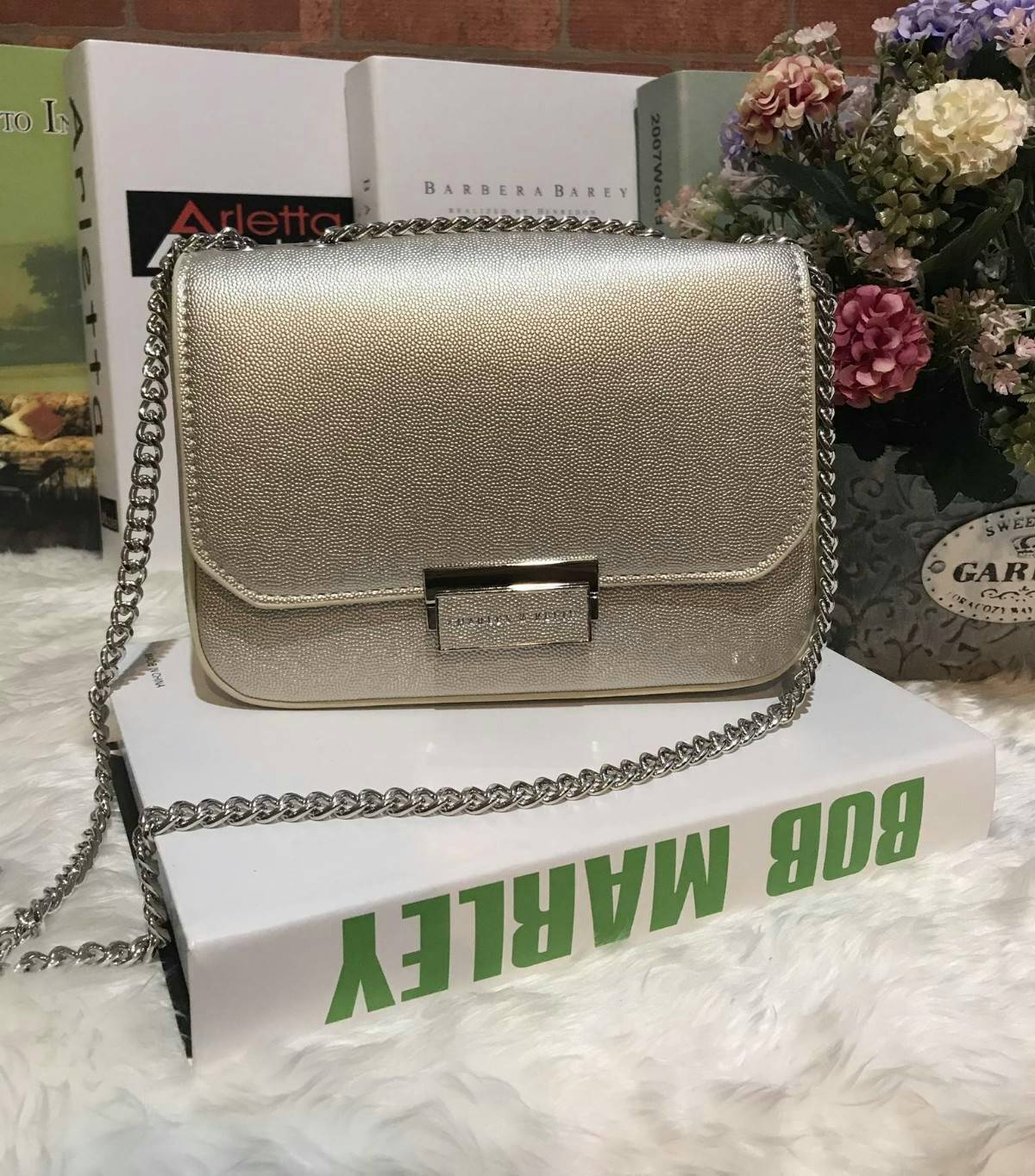 CHARLES & KEITH PUSH-LOCK CHAIN SLING BAG Best seller กระเป๋าอยู่ทรงสวย วัสดุลายคาร์เวียร์หนังสวยใช้ เปิดปิดด้วยตัวล็อค ด้านในมีช่องซิป 1 ช่อง จะสะพาย แบบสายโซ่คู่/เดี่ยวก็สวยน่ารักค่ะ