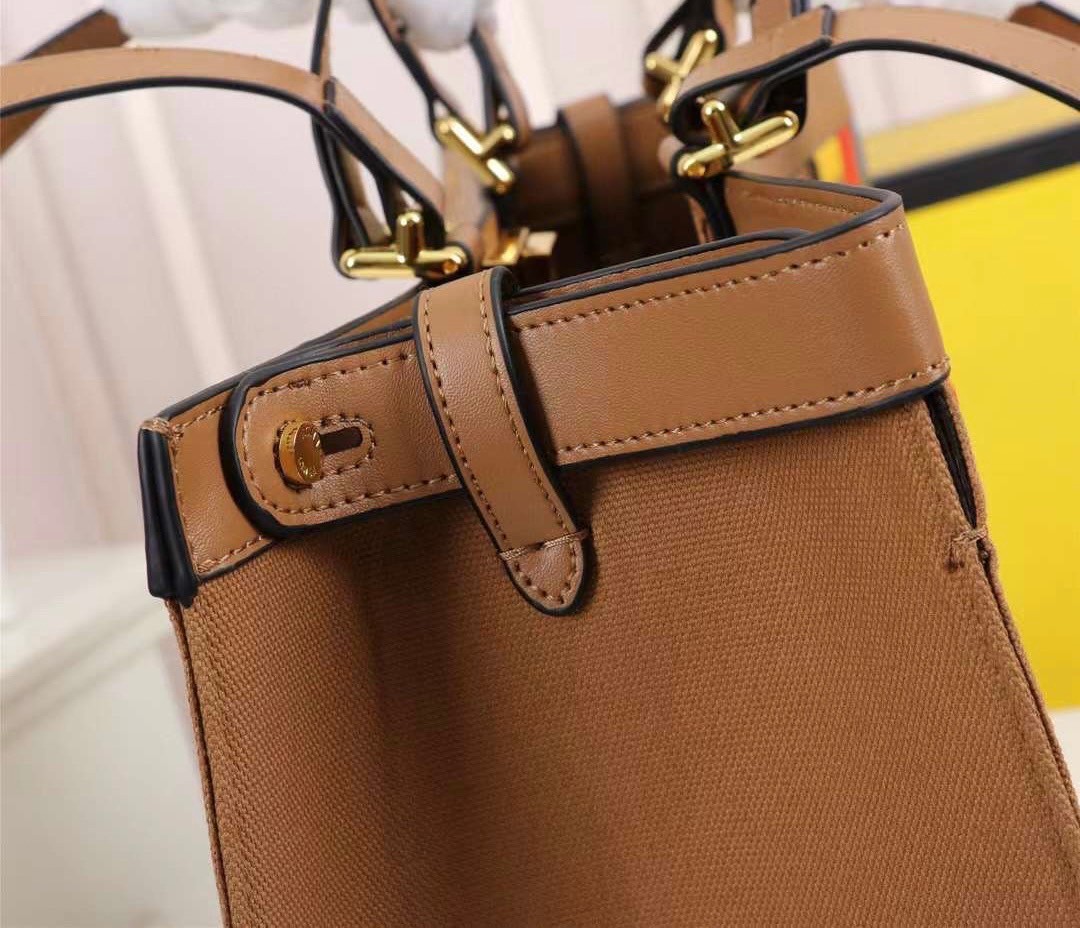 FENDI PEEKABOO X-TOTE BAG Multicolour 40cm เกรดเทพออริจินอล FENDI MONOGRAM SHOPPING BAG สวยมงลงมากค่ะ กระเป๋าสะพายข้างได้ ถือได้ ใบใหญ่ลายโมโนแกรม FF สวยมากทรงนี้ใช้เป็น everyday bag ได้ จุใจใส่ของได้เยอะ ตัวกระเป๋าผลิตจากผ้าทออย่างดี อยู่ทรงสวย ภายในโล่ง