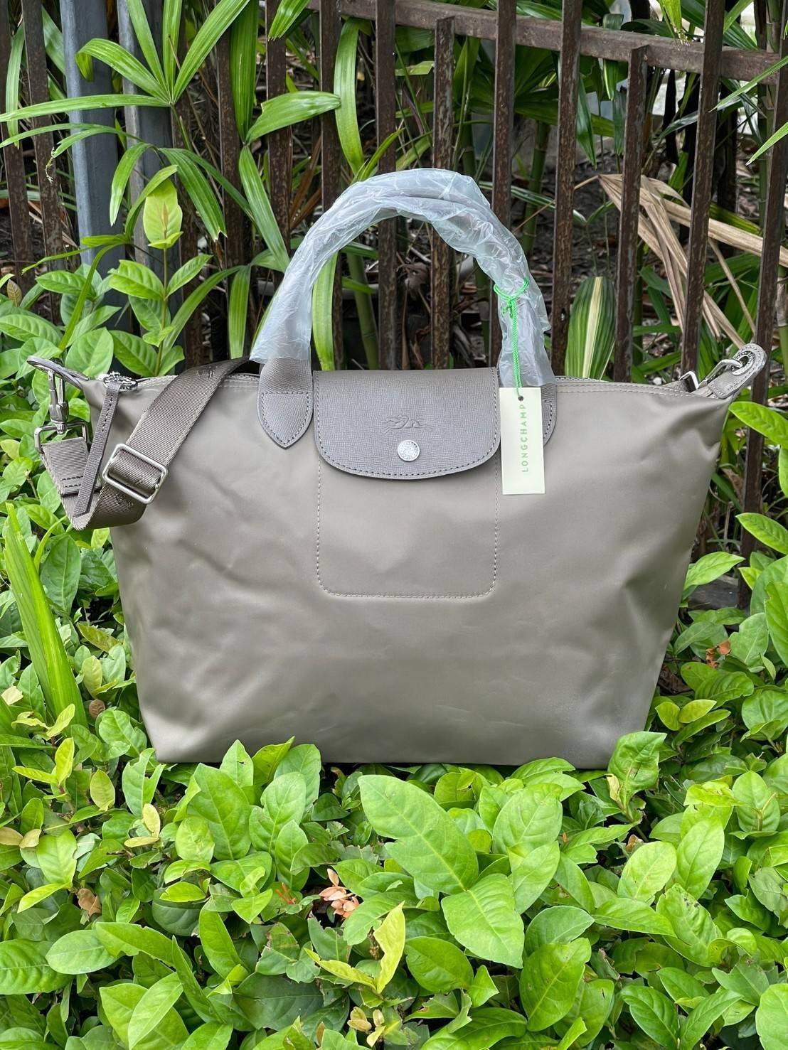 Longchamp LE PLIAGE NÉO TOP HANDLE BAG อีกหนึ่งรุ่นยอดนิยม ที่สาวๆ ต้องมีไว้เก็บไว้สักใบ กระเป๋าโท้ทใบนี้ มาพร้อมกับสีที่มีสไตล์เรียบง่าย มีสายสะพายยาวปรับสั้นยาวได้ช่วยให้คุณสามารถสะพายไหล่ได้อย่างสบาย ในตัวสายปักโลโก้อันเป็นสัญลักษณ์ ในขณะที่ที่ปิดแบบซิ