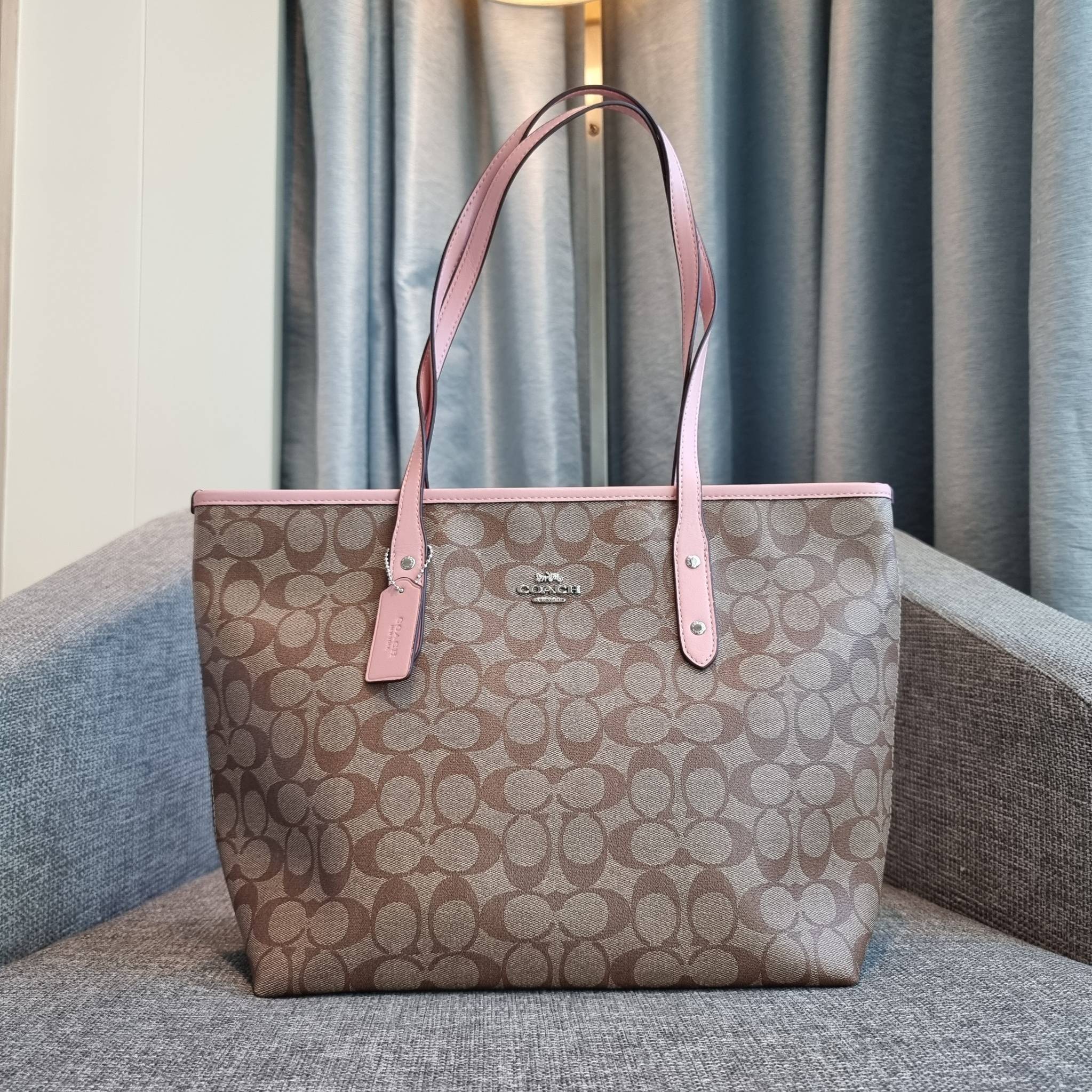 OUTLET 】COACH F58292 CITY ZIP TOTE IN SIGNATURE 16" รุ่นขายดี!! ไซส์ใหญ่ สีสวยมาให้แบบจัดเต็ม!! กระเป๋าถือทรงโท้ทใบใหญ่ สวยน่าใช้ทุกสี สะพายคล้องไหล่ได้เก๋ๆ จุของแน่นๆไปเลยจ้า!! วัสดุหนังแคนวาสคุณภาพ ปากกระเป๋าเปิด-ปิดด้วยซิป กันของหล่นได้ ถือไปไหนก็