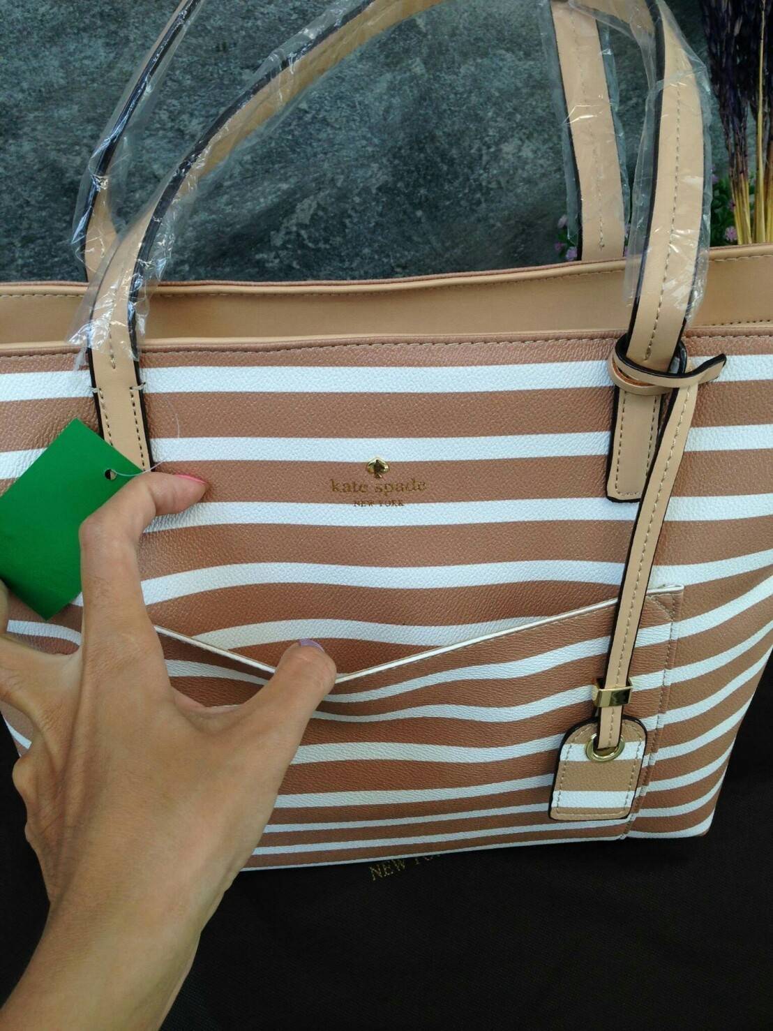KATE SPADE HYDE LANE STRIPED RILEY LEATHER TOTE BAG กระเป๋าสะพายทรง Tote Bag หนังสวยอยู่ทรง โดดเด่นที่สีทูโทนลายทางห้อยโลโก้ TAGcที่หูกระเป๋า ด้านหน้าประดับโลโก้ มี1ช่องใส่ของ ภายในมีช่องซิป และช่องใส่มือถือ กว้างและจุ ใส่ ipad notebook เอกสาร A4 กระเป๋าส