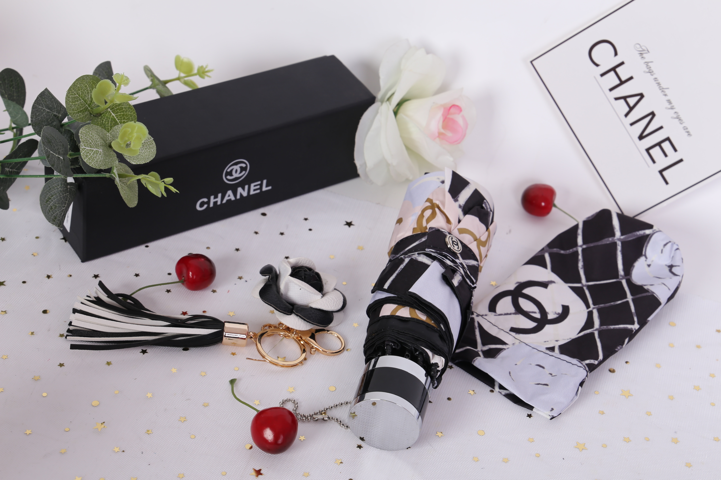 Chanel UV UMBRELLA VIP GIFT with box & sleeve Vip Gift Chanel ของแท้ 100% มาจร้าา ร่มงาน rare items หายากมากจ้ารุ่นนี้ ลาย อมตะของแบรนด์ chanel เลยทีเดียวเหมาะแก่การพกพามากค่ะ ขนาดกระทัดรัดพกพาง่าย แต่คุณภาพไม่กระทัดรัดนะคะ สำหรับกันฝนกันแดดเคลือบ UV50+ ป