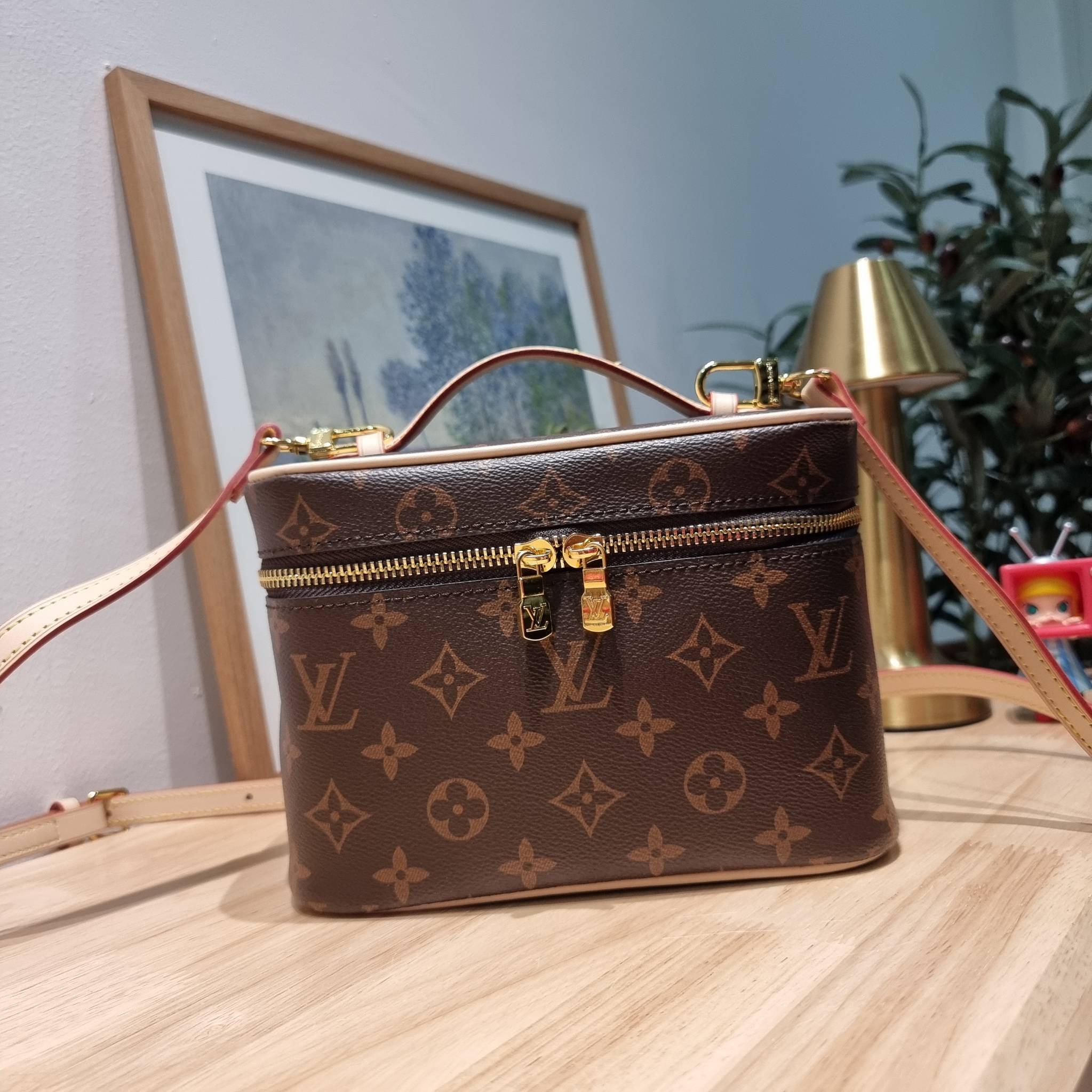 LV NICE MINI MONOGRAM BAG เบสท์เซลเลอร์คอลเลคชั่น ที่ใครๆก็ต้องมีใช้ กับกระเป๋า cosmetics ทรงกล่อง ใส่เครื่องสำอางค์ หรือจะใช้ใส่ของพกจำเป็นประจำวันก็ได้ สบายๆ