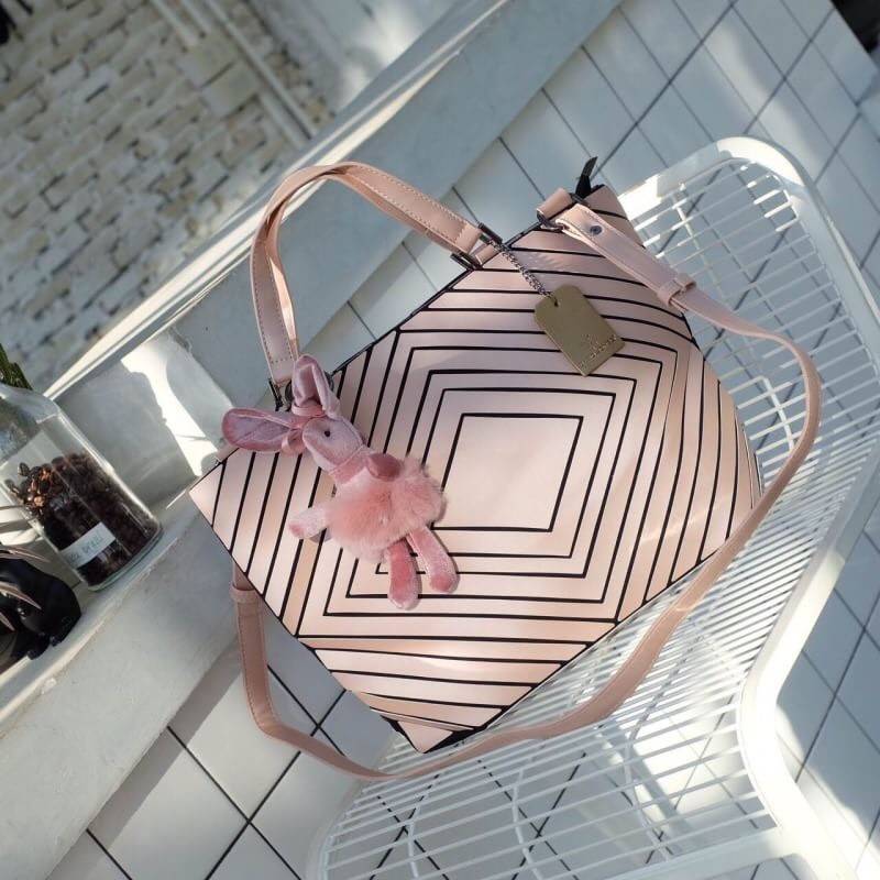 รุ่นขายดี Square shape ลาย Limited edition หายาก สวย modern มากค่า 👍ปรับทรงได้ 2 แบบ น่ารักมาก สี Rose morning สวยเข้ากับชุดง่ายมาก 💥💥น้ำหนักเบาเพียงแค่ 3.5 ขีดเท่านั้น !!!! รอบนี้ มาพร้อม Bunny 🐰 DV ขนฟู เพิ่มความน่าร้ากกก