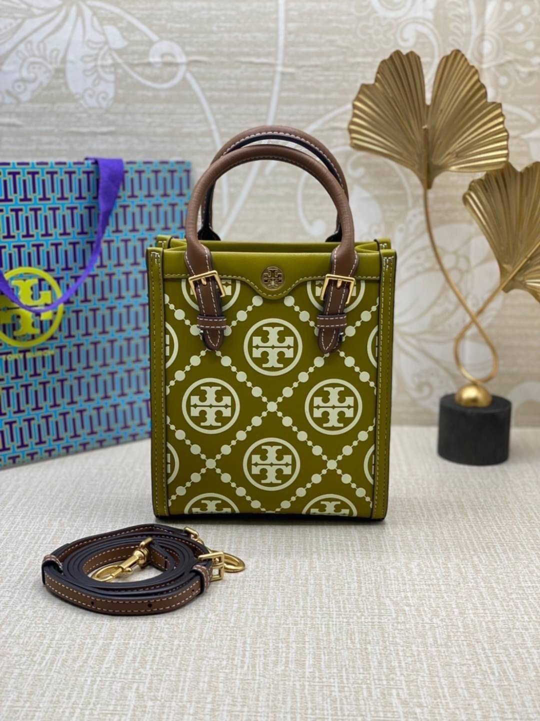 TORY BURCH T MONOGRAM EMBOSSED MINI TOTE สุดหรูกับกระเป๋าสะพายทรงโท้ท ไซส์มินิ ที่สร้างความหรูหราให้ตัวกระเป๋าด้วยดีเทลลายนูน แต่งแต้มลวดลายเอกลักษณ์ สีลูกคุณมากๆ!! วัสดุหนังแท้ ผิวสัมผัสดี ปากกระเป๋ามีแถบแม่เหล็กกันของหล่นได้ ภายในโล่ง ใส่ของจำเป็นได้ โท