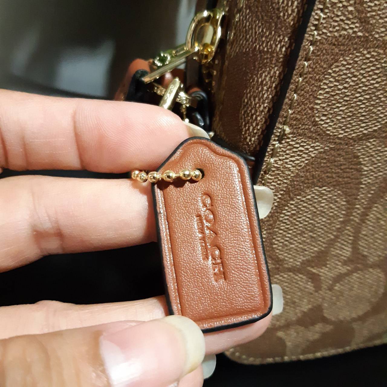 COACH 91677 MINI CAMERA BAG IN SIGNATURE CANVAS ขายดีที่สุด!! กระเป๋าสะพายข้างไซส์มินิ คลาสสิคอยู่ทรง อะไหล่ทองตัดดูหรู วัสดุหนังแคนวาสเคลือบลาย เปิด-ปิดด้วยซิป สายสะพายปรับได้ตามตัว ใบนี้แมทช์ได้ทุกลุค ใช้เป็น everyday bag ได้สบายๆเลยจ้า