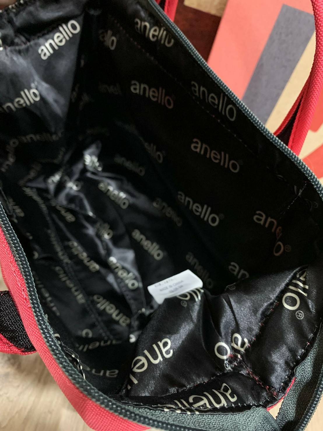 ANELLO MINI SHOULDER BAG MULTI COLOR OS-N047 รุ่นใหม่ชนช้อป!! กระเป๋าสะพายข้าง Multi Colors Collection สีสันสดใสสะดุดตา มี Logo เป็นยางนูนสีดำตัดกับสีกระเป๋า ทำให้ดูน่าใช้มากยิ่งขึ้น (Lining anello) วัสดุpolyester มีลักษณะเฉพาะตัวด้วยสี Two Tone ทั้งตัวกร