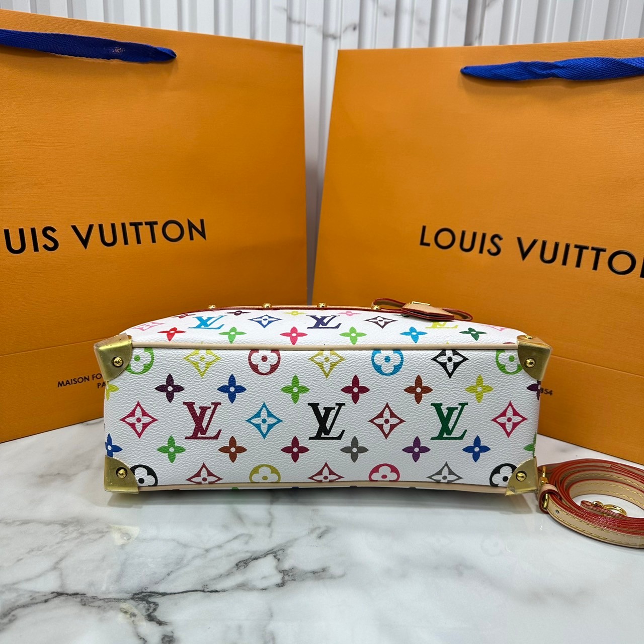 ORI | LV x TM Handbag East West Murakami ใหม่ล่าสุด กระเป๋าสะพายทรงสวย ดีไซน์ใหม่ หรู ดูผู้ดี แต่งแต้มดีเทลเปี่ยมชีวิตชีวาจากคอลเลคชั่น LV x Murakami คอมพลีตลุคด้วยที่ห้อยกุญแจรูปโบว์สุดเอ็กซ์คลูซีฟ