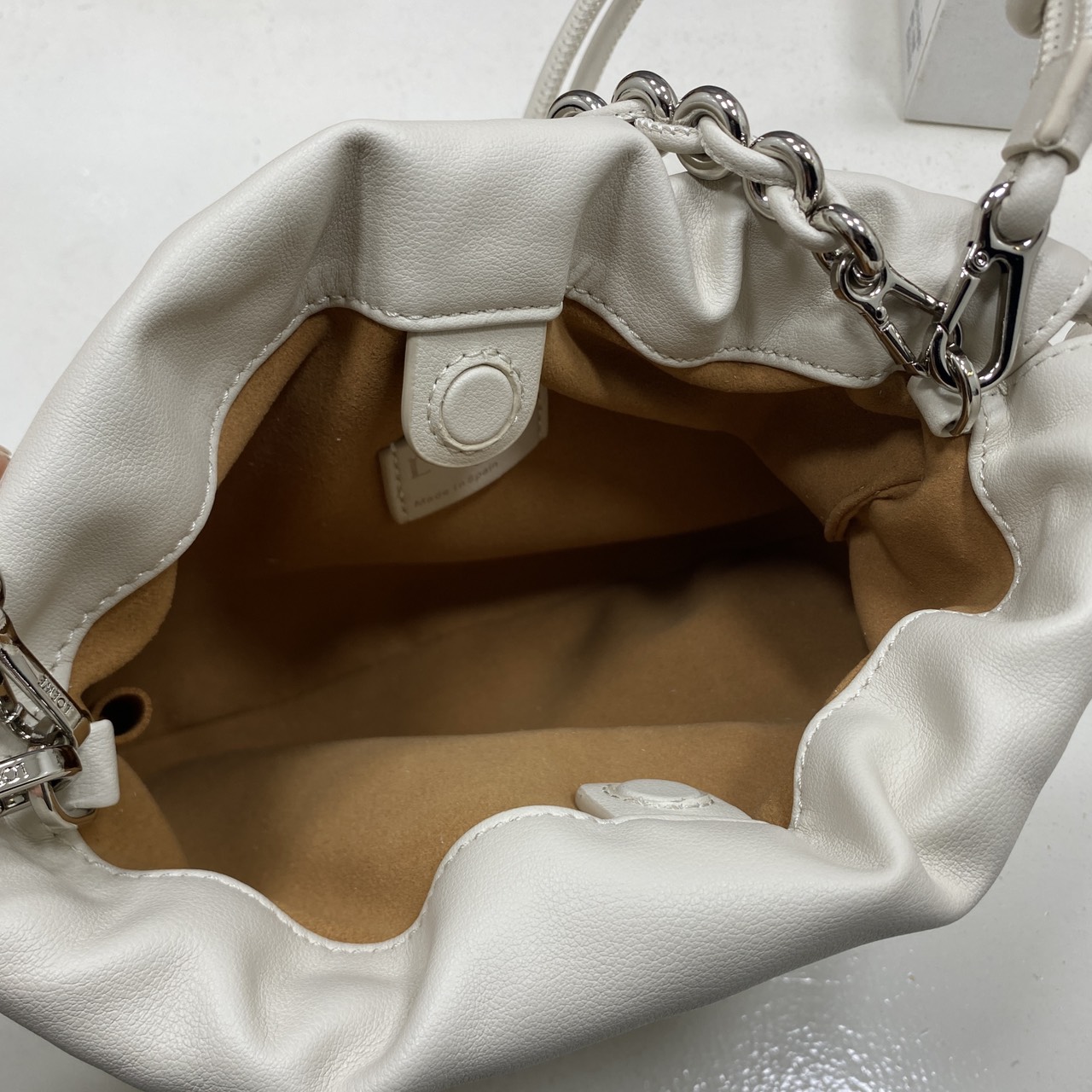 ORI หนังแท้ | LOEWE Mini Flamenco purse in mellow nappa leather / Loewe Bucket Bag กระเป๋าสะพายทรงบัคเก็ตไซส์มินิ หนังเรียบสวยหรู เรียบง่าย หนังแท้ผิวสัมผัสนุ่มมือ น้ำหนักเบาและนุ่มสบาย ดีไซน์จับจีบ เชือกผูกแบบปมโบราณ และสายโซ่รูปโดนัท