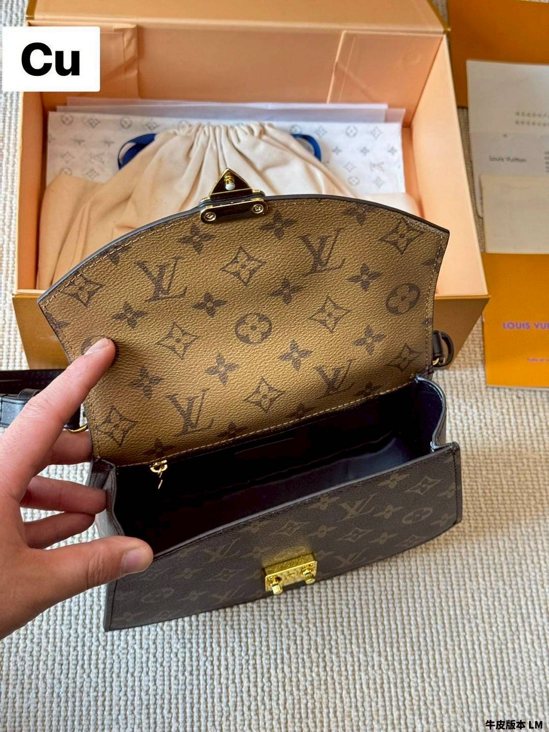 LV Tilsitt Bag Monogram Reverse Canvas กระเป๋าสะพายดีไซน์โค้งมนไอเท็มสุดหรู ขนาดกำลังดี พร้อมหูจับใช้งานได้สะดวกคล่องตัว มาพร้อมสายสะพายถอดได้ ปรับได้ตามชอบ สะดุดตาสุดไอคอนิก
