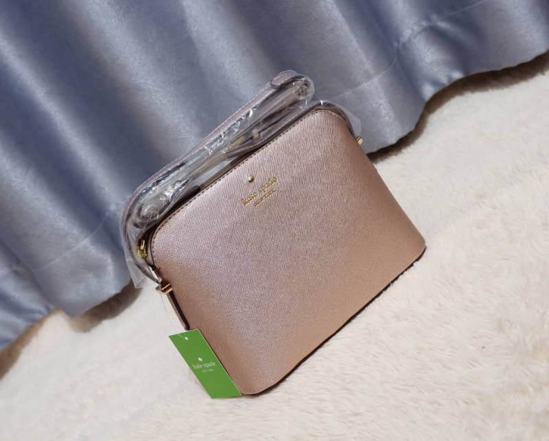 KATE SPADE CEDAR STREET MANDY แบรนด์ดังจากอเมริกาสุดฮิต กระเป๋าขนาดน่ารัก สะพายข้าง หนัง saffiano ภายในลายสวยเก๋สีทองเรียบหรู ทรงแข็งอยู่ทรง MUST HAVE!!