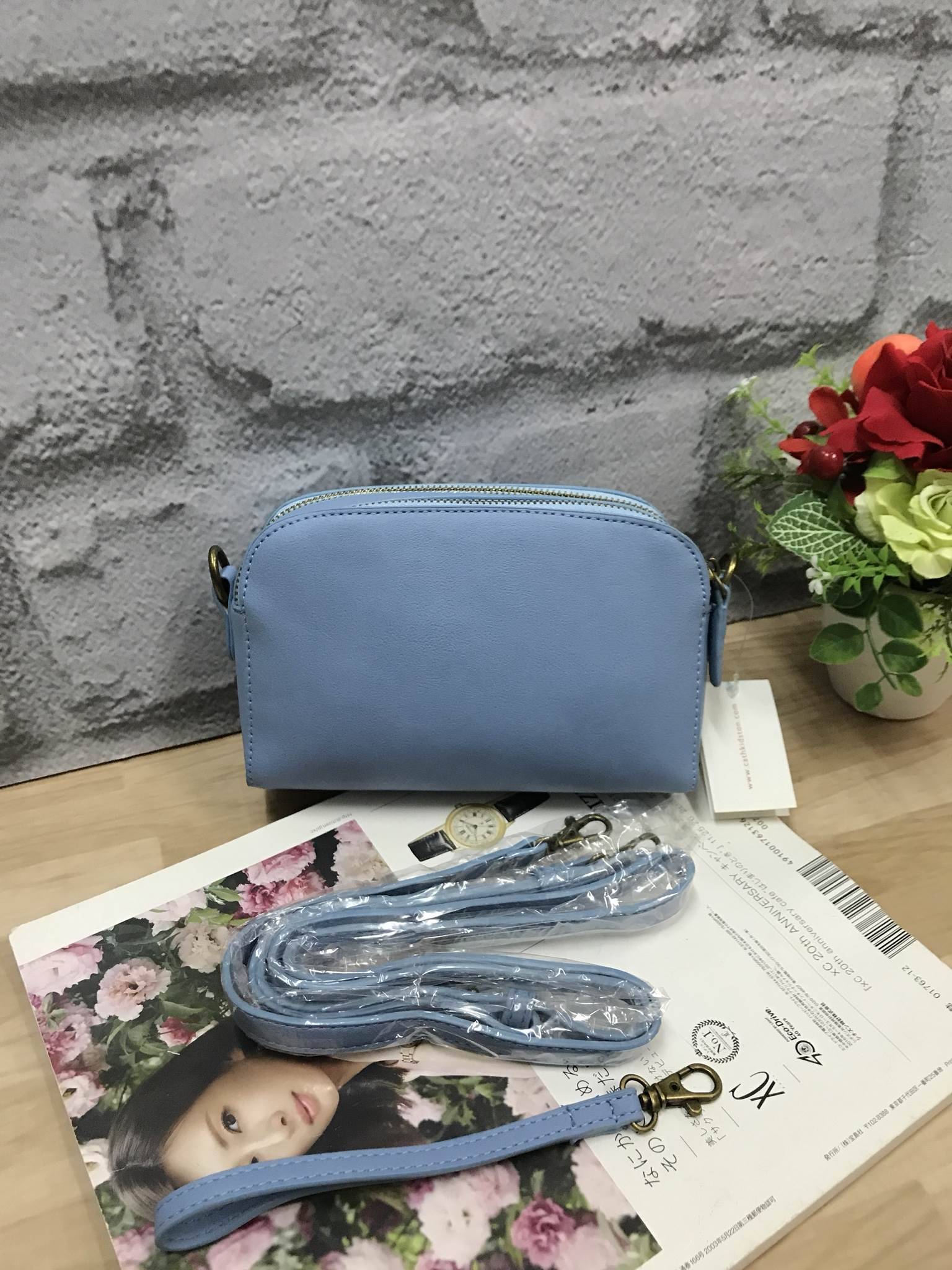 CATH KIDSTON MINI LEATHER DOUBLE ZIP BAG Restock !!รุ่นขายดีอีกรุ่น วัสดุหนังpu เป็นกระเป๋าคล้องมือหรือสะพาย Cross Body หนังเรียบอยู่ทรงสวยขนาดมินิน่ารักกำลังน่ารัก เปิดปิดด้วยซิป 2 ช่อง หัวซิปหนังแท้ปั้มโลโก้ ด้านหน้าประดับอะไหล่โลโก้แบรนด์ ภายใน Cotton 