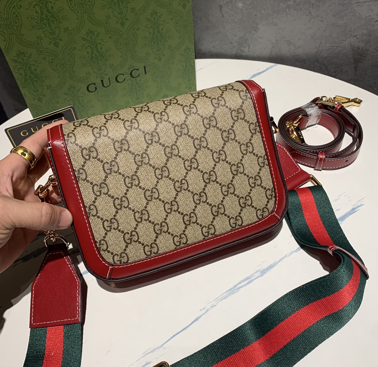 หนังแท้ GUCCI Horsebit 1955 mini bag GG Supreme canvas ที่สุดของรุ่นที่ฮอตหนักมาก คอลเลคชั่นที่ยอดขายดีตั้งแต่วันแรกที่ลง shop ด้วยรูปทรงที่กะทัดรัด ตอบโจทย์ได้ทุกลุค ทุกไลฟ์สไตล์ ใช้งานได้ง่ายคล่องตัว เรียกได้ว่าใครไม่มีได้ยังไง สวยขนาดนี้!!