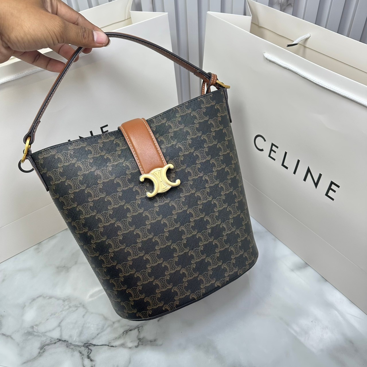 CELINE MEDIUM LOUISE BAG in Triomphe Canvas กระเป๋าสะพายทรงบัคเก็ต กระเป๋าถือพร้อมฆูจับและสายสะพายข้าง งานแคนวาสแท้พิมพ์ลายโลโก้สวยคมชัด เรียบหรู
