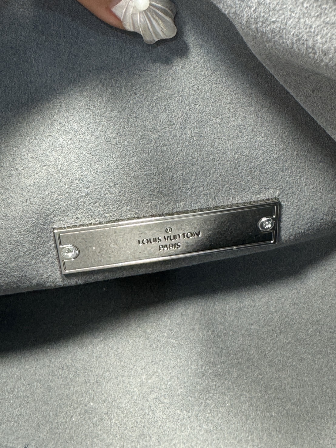 LV Dauphine 30 Monogram Denim Bag กระเป๋าสะพายทรงสวยใบใหญ่คลาสสิกเดนิมซีดสไตล์วินเทจ ปั้มนูนโลโก้ลายโมโนแกรม ใหม่ล่าสุด ส่งท้ายปีแบบสุดหรู กับกระเป๋าสะพายลุคคุณนาย