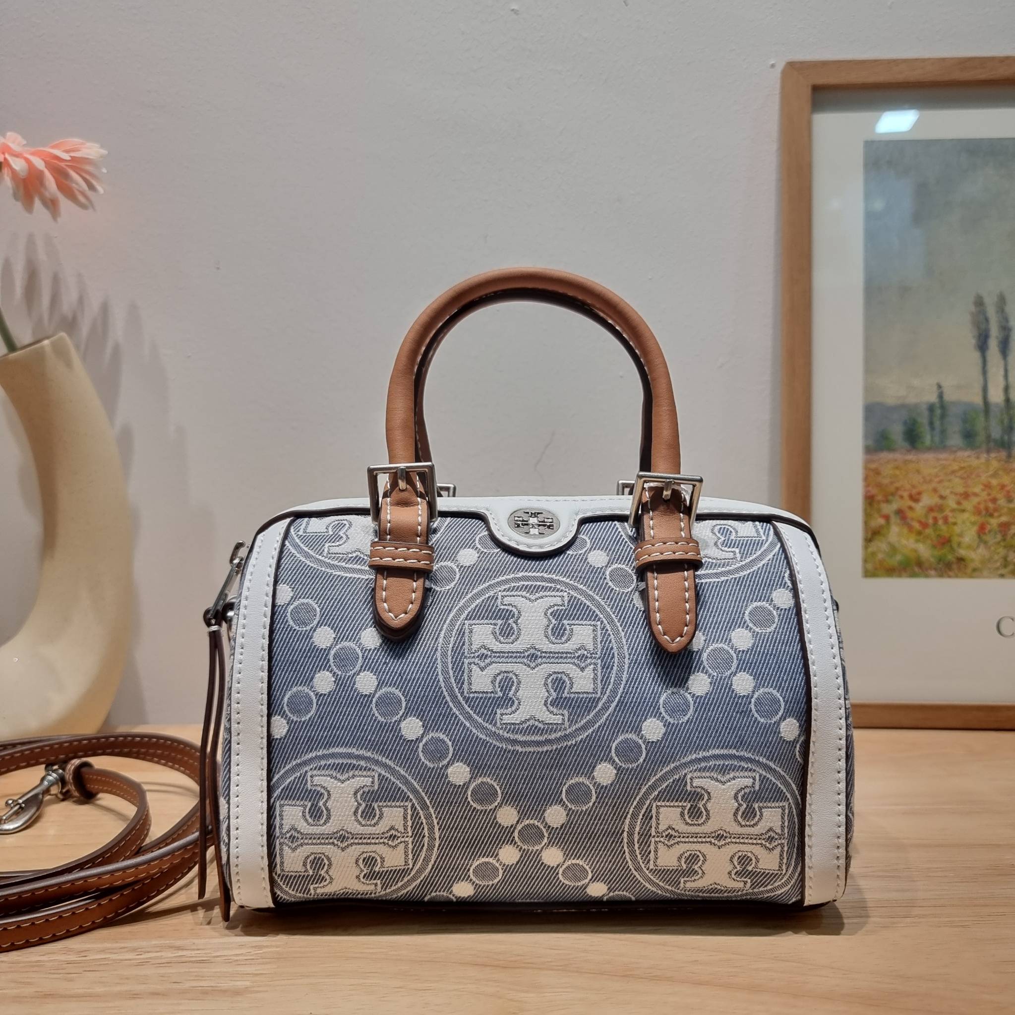 TORY BURCH Petite T Monogram Denim Barrel Bag / TORY BURCH MINI T MONOGRAM DENIM TOTE คอลเลคชั่นใหม่รับซัมเมอร์นี้ กับกระเป๋าสะพายทรงโท้ท ไซส์มินิ ดีไซน์โทนสีฟ้า สวยคม