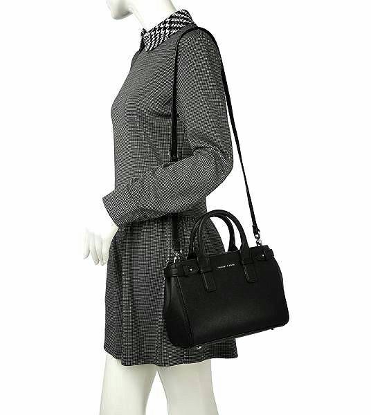 CHARLES & KEITH BASIC TOP HANDLE BAG กระเป๋าถือหรือสะพายรุ่นใหม่ชน shop ดีไซน์สวย อยู่ทรง ขนาดกำลังดี น้ำหนักเบา ด้านหน้าประดับโลโก้แบรนด์ เปิดปิดด้วยซิปสะดวกใช้ ด้านข้างมีสายรัดปรับทรงกระเป๋าค่ะ ภายในมีช่องซิป ใส่กระป๋าสตางค์ใบยาว mini iPad ได้ค่ะ มีหมุด