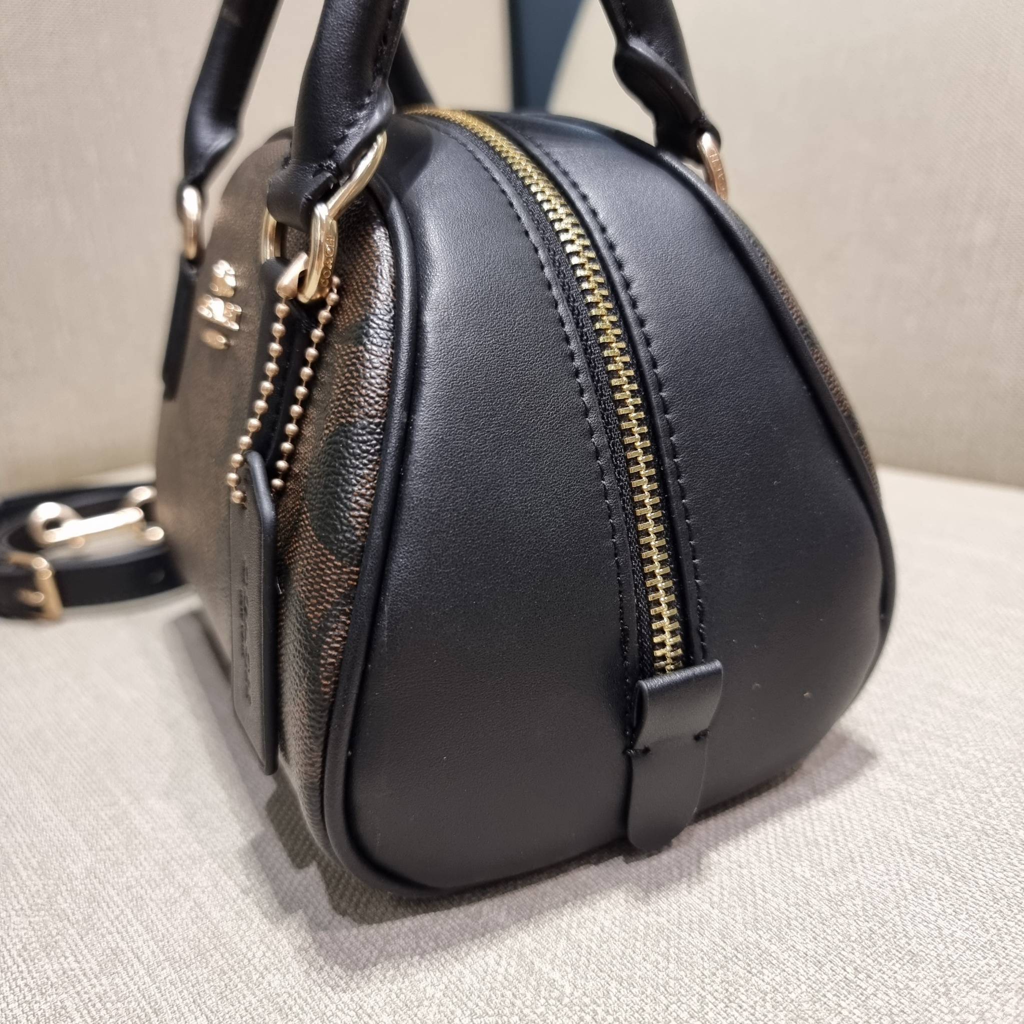 COACH SYDNEY SATCHEL BAG CA202 CA591 CB596 ใหม่ล่าสุด กับคอลที่สาวๆต้องหลงรัก กระเป๋าสะพายทรง satchel ที่มีรูปทรงดึงดูดสายตา สวยแรกเห็น วัสดุหนัง crossgrain พร้อมหูจับในตัว เปิด-ปิดด้วยซิป ภายในโล่งกว้าง ขนาดกำลังดี มีสายครอสให้ ปรับได้ตามชอบ ใบจริงลูกคุณ