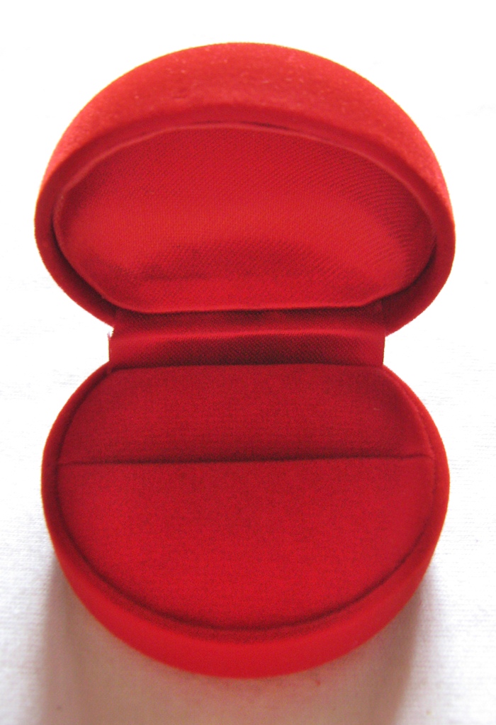 กล่องใส่แหวนทรงกลมสีแดงค่ะ