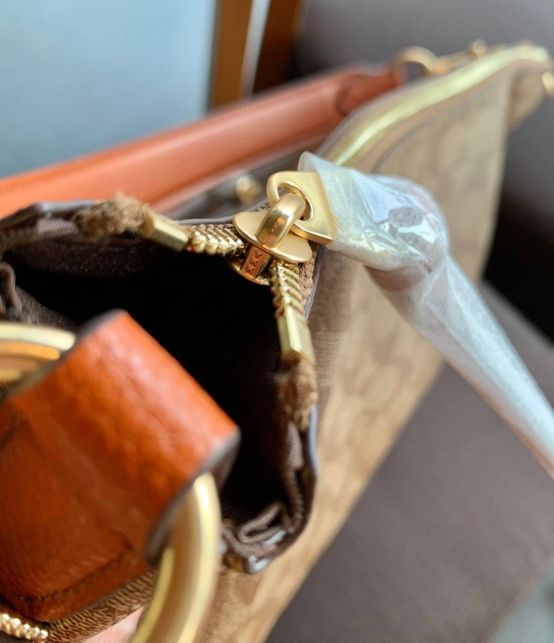 COACH PENNIE SHOULDER BAG ((C1523)) ✔️กระเป๋าหิ้ว//คล้องไหล่//สะพายข้างได้ สุดคุ้ม! ✔️ใบใหญ่ ทรงสวยใส่ของได้จุมาก หนังแท้ หนังนิ่ม สัมผัสแล้วหลงรักแน่นอนค่ะ ✔️ปากกระเป๋ากว้าง ล้วงหยิบของสะดวกมากๆ ภายในกระเป๋าโล่งกว้าง สัมภาระเยอะๆหายห