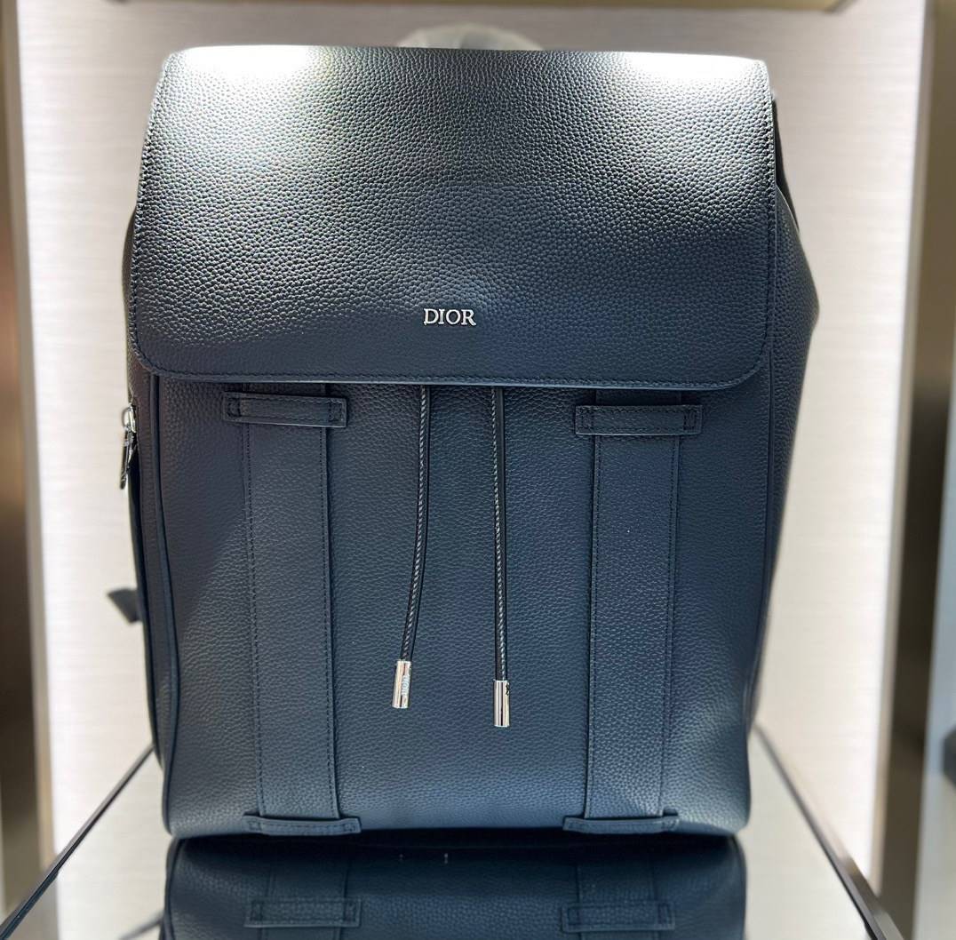 หนังแท้ CHRISTIAN DIOR BLACK GRAINED CALFSKIN MOTION BACKPACK พร้อมส่งที่ไทย กระเป๋าเป้ใบใหม่ โทนสีดำคลาสสิก เกรดเทพออริจินอลหนังแท้ทั้งใบ ภาพสินค้าถ่ายจากงานขายจริง ใช้งานต่างประเทศได้