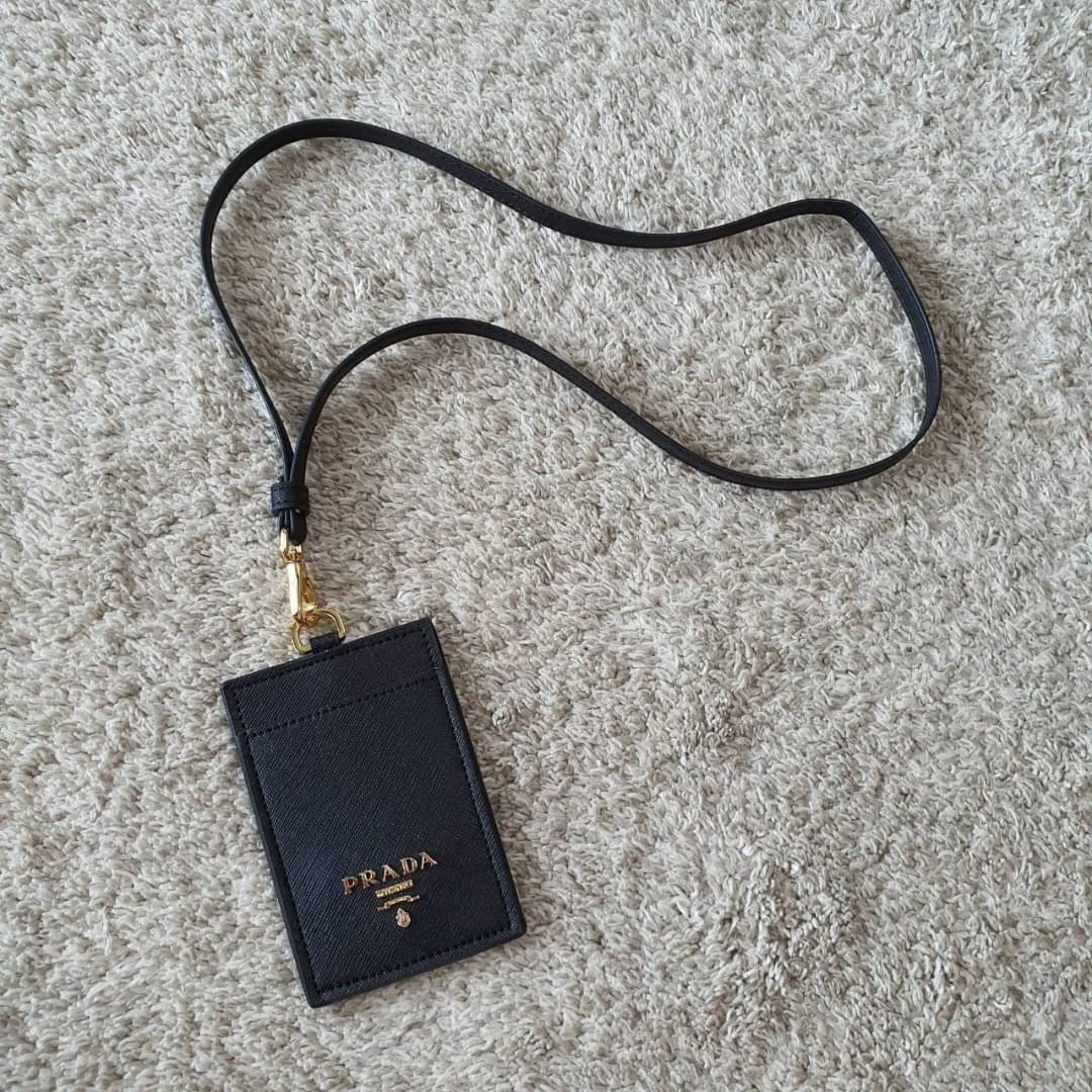PRADA Leather Badge Holder สิ้นสุดการรอคอย!! พร้อมส่งที่ไทยแล้วค่ะ สายคล้องบัตรสุดคลาสสิค วัสดุหนังพรีเมี่ยม SAFFIANO อะไหล่ทอง ปั้มแบรนด์ ด้านหน้ามีช่องใส่บัตร1ใบ ประกับโลโก้PRADA และด้านหลังใส่บัตรได้อีกหนึ่งใบ(