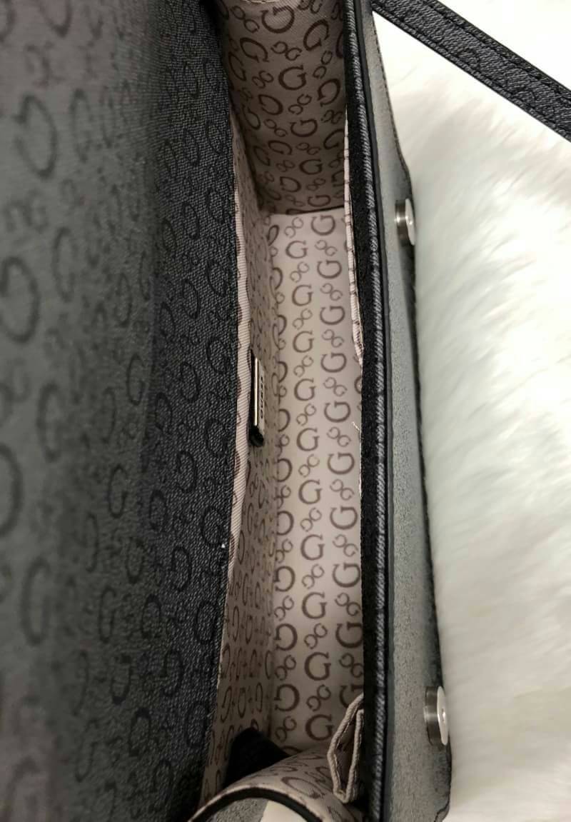 GUESS Embroidery Shoulder Bag กระเป๋าไหล่หรือ crossbody วัสดุหนังแกะเทียม น้ำหนักเบา ตัวกระเป๋าเพ้นท์ลายตัวG ทั้งใบ พร้อมปักรูปดอกไม้ด้านหน้า มาให้ งานปักละเอียด สวยมากๆ ค่ะ เปิดปิดกระเป๋าแบบฝาปิด แม่เหล็ก ใข้งานง่าย ด้านในโล่ง ใส่ ipad mini ได้ และมีช่อง
