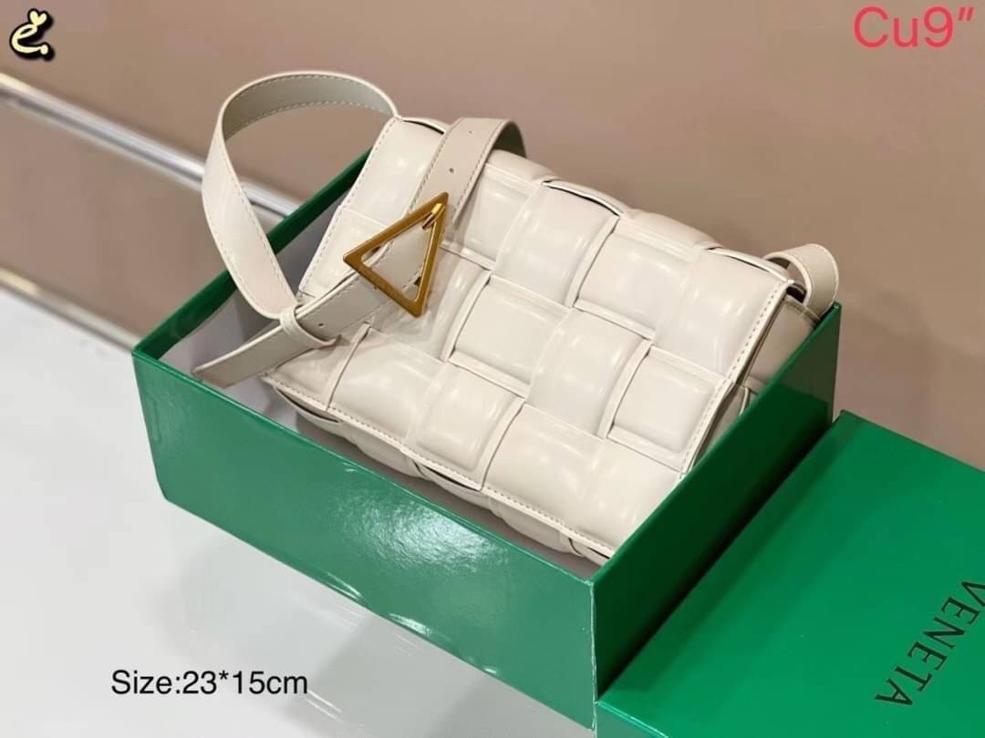 BOTTEGA VENETA PADDED CASSETTE BAG สร้างสรรค์ให้ไอเท็มนี้ดูหรู ดูแพง ใบจริงสวยมาก ใช้ได้ทั้งชายหญิง มาจำนวนจำกัด รีบตำกันน้า ไม่อยากให้พลาดเลยจ้า
