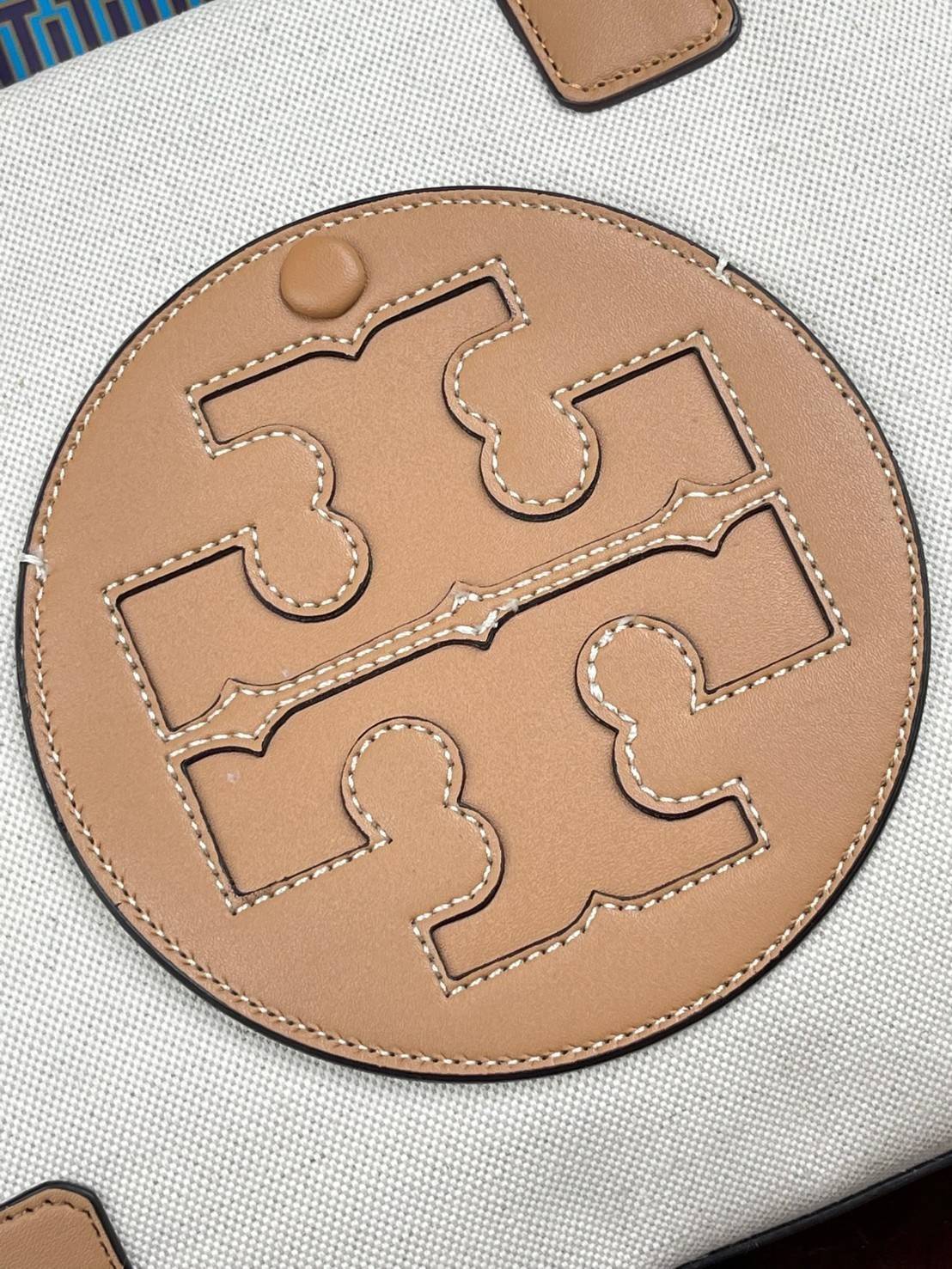 Tory Burch Ella maxi Logo Canvas Mini Tote Bag Collection นี้เป็นกระเป๋าที่ตอบโจทย์สาววัยทำงานอย่างมาก ด้วยโทนสีที่สุภาพ เรียบหรู อีกทั้งยังมีขนาดกำลังดีไม่ใหญ่จนเกินไปและยังบรรจุของได้จำนวนมาก จึงสามารถหิ้วไปทำงาน ชอปปิง หรือจะใช้เป็น Everyday Bag ในชีวิ